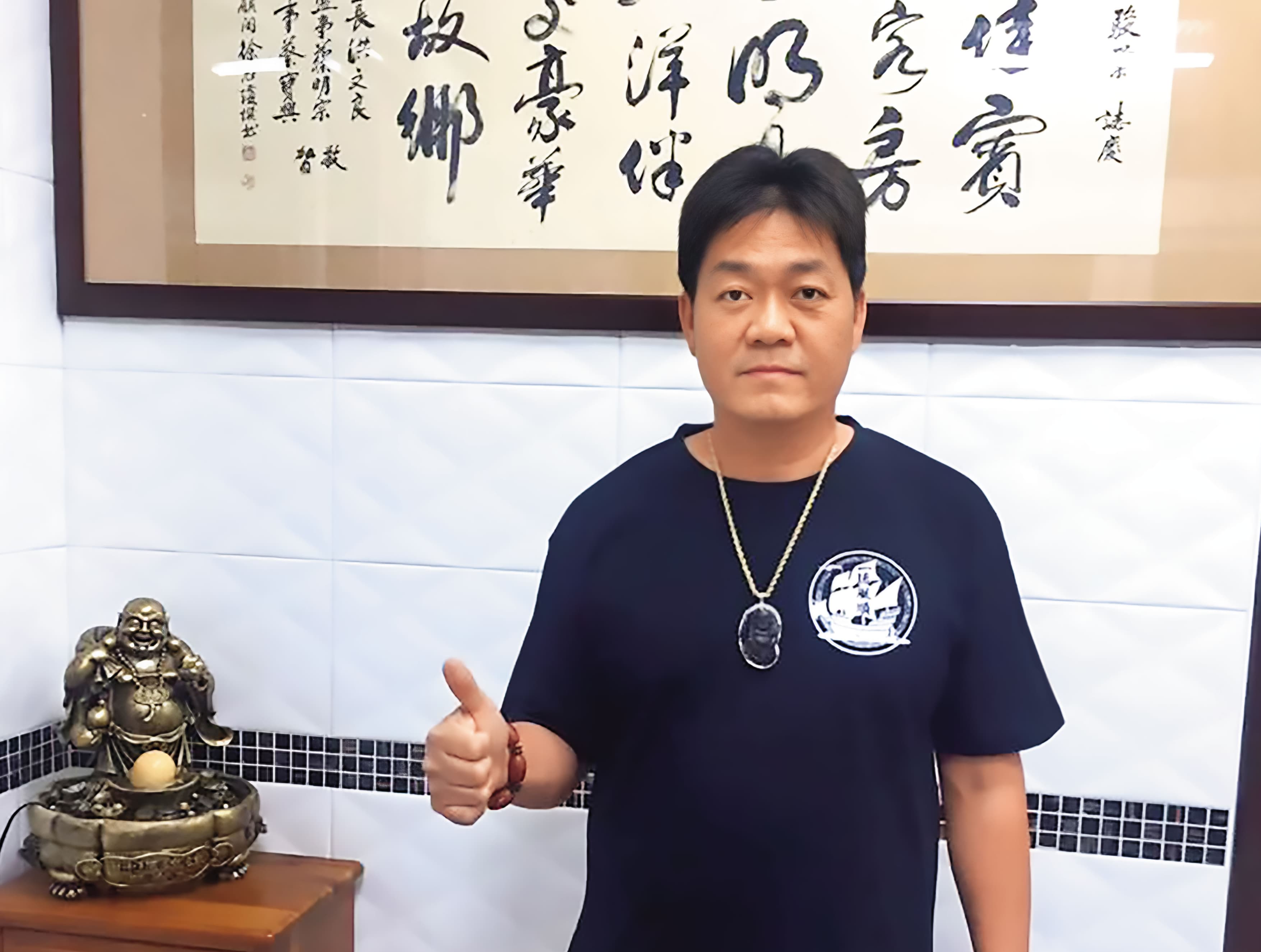 李四川弟弟李賜福(圖)長期恐嚇小琉球垃圾清運業者,且強索576萬元,形同環保流氓,檢方將他起訴求重刑。(翻攝四叉貓threads)