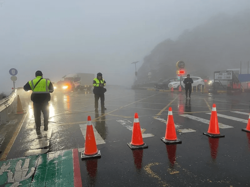 台14甲線水晶宮路段出現路面結冰。（公路局提供）
