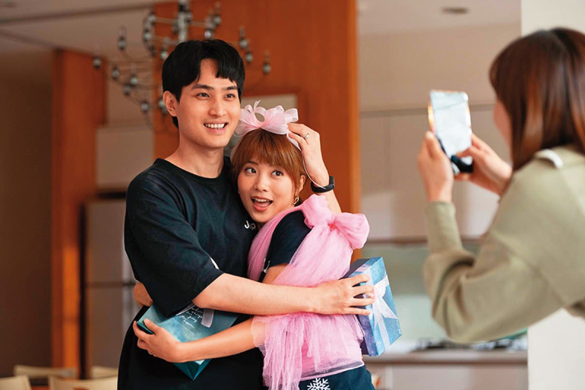 因演出《女力報到》而走紅的勵政達(左),濃眉大眼頗有型;他與邱偲琹分手後,女方坦言當初覺得「彼此帥、漂亮」而在一起。右為王上菲。(TVBS提供)