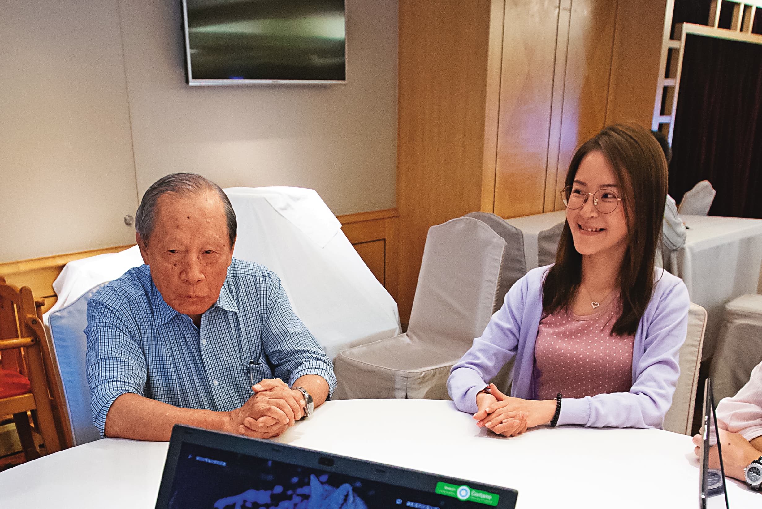 2019年8月,洪騰勝(左)接受本刊專訪,擔任業務部經理的楊于萱(右)陪同出席。(資料照片)