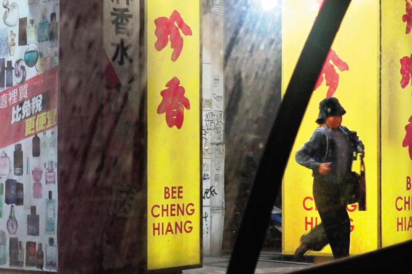 21:50 才買完肉乾,工具人王少偉立刻接送許藍方回家,而且還真的是「純接送」而已沒續攤。