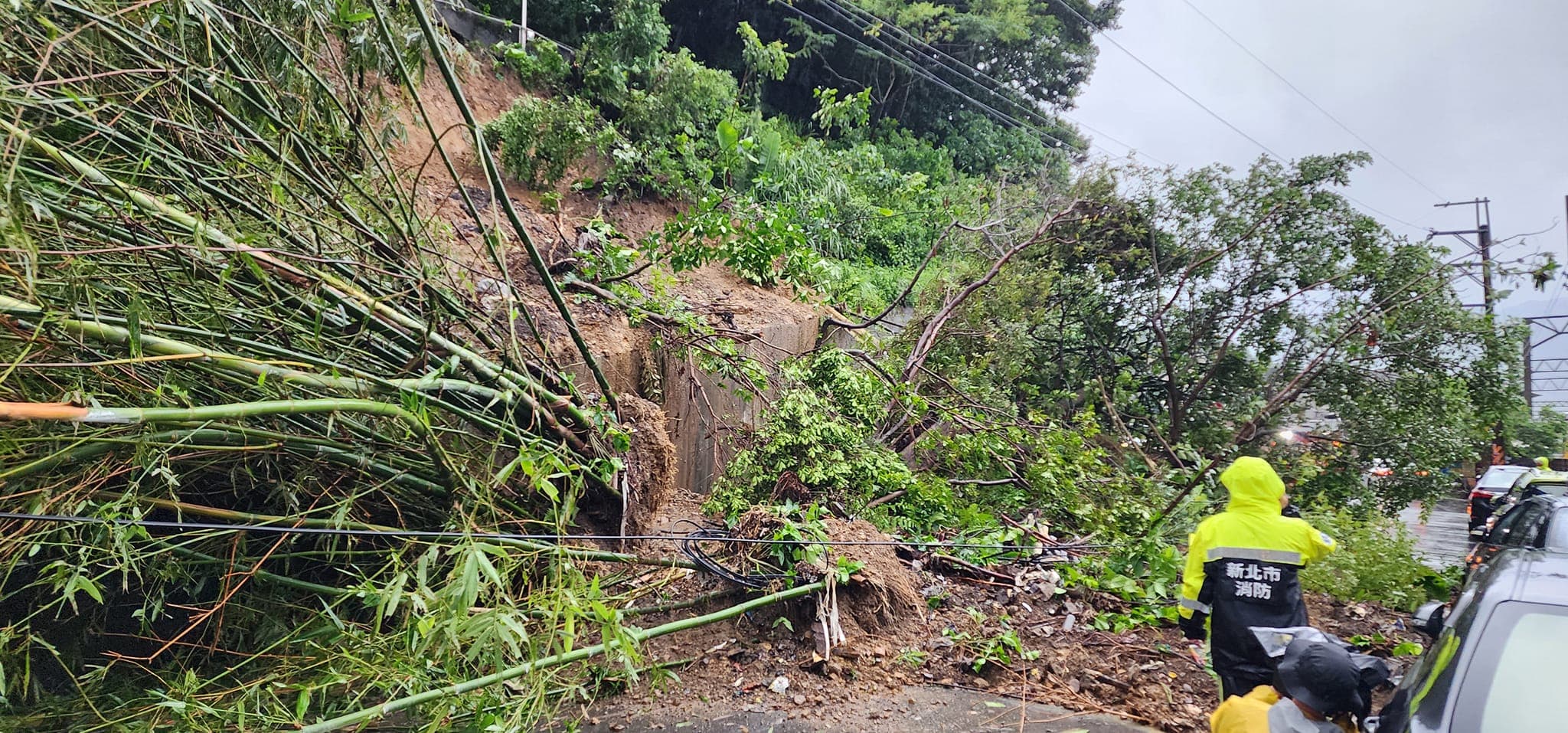 新北瑞芳深夜至清晨降雨量為全國之最，導致區內大小災情頻傳，隆瑞工隧道外道路因土石流中斷。（翻攝自臉書社團「瑞芳大小事」）