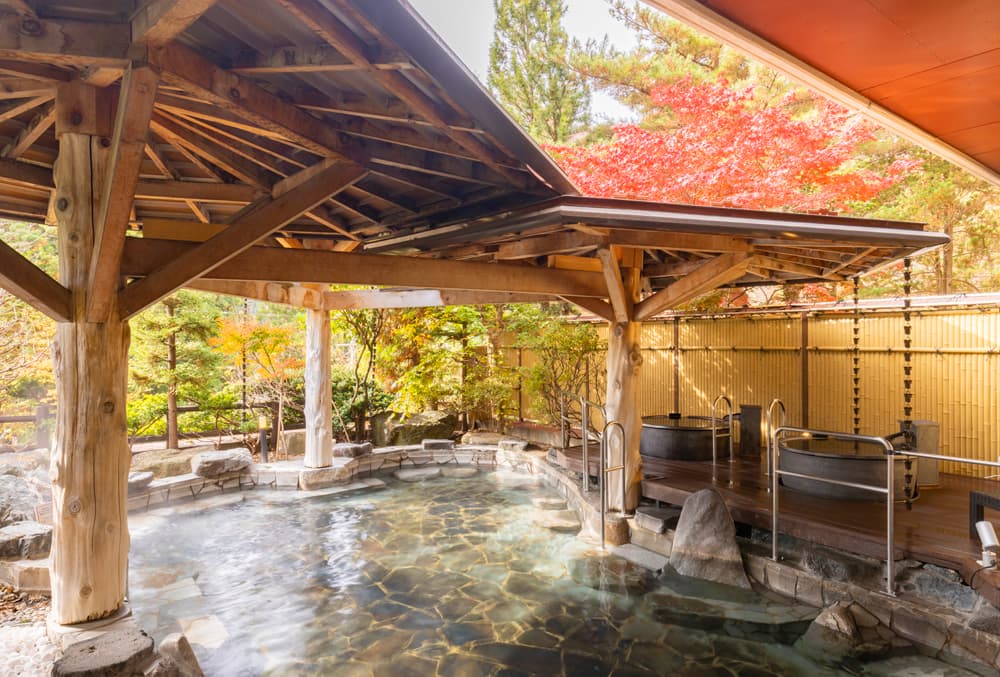 「花卷溫泉飯店」露天溫泉可一邊賞楓、一邊泡湯。(旅天下旅行社提供)