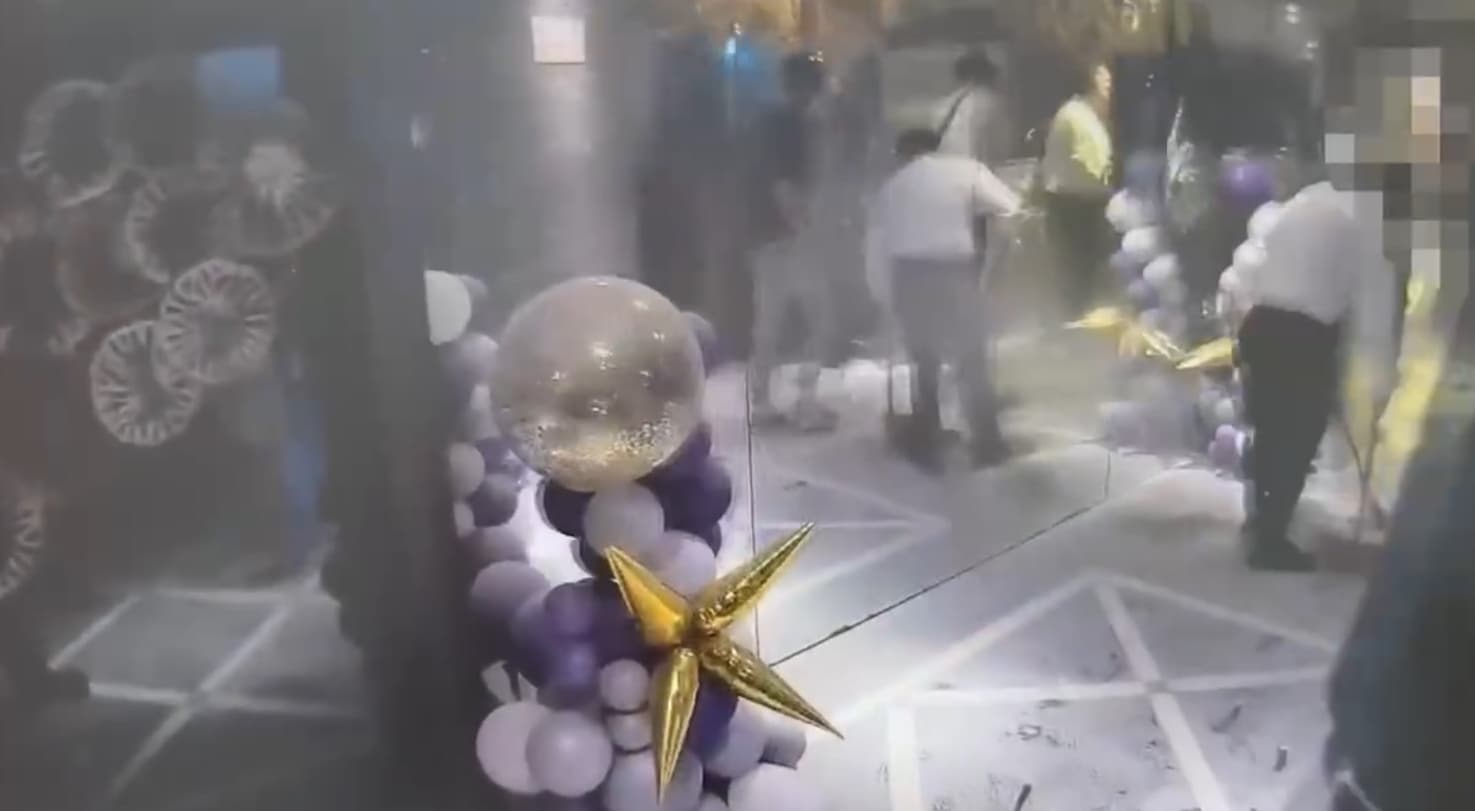 警方獲報到場時,發現酒店內滿是滅火器乾粉煙霧,大廳玻璃也被砸毀。(翻攝畫面)