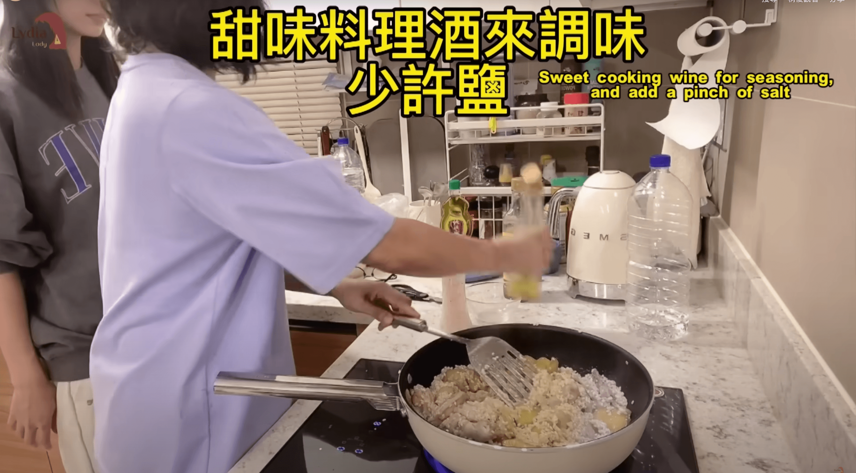 子瑜跟在媽媽身旁看她下廚,僅露出半張臉也感受到美顏暴擊。(截圖自玲氏物語YT)