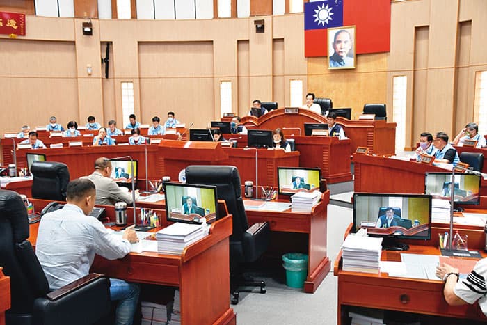 金門縣議會有直播系統,卻不乏「和諧」狀況,部分議員的質詢片段憑空消失。(翻攝金門縣議會官網)