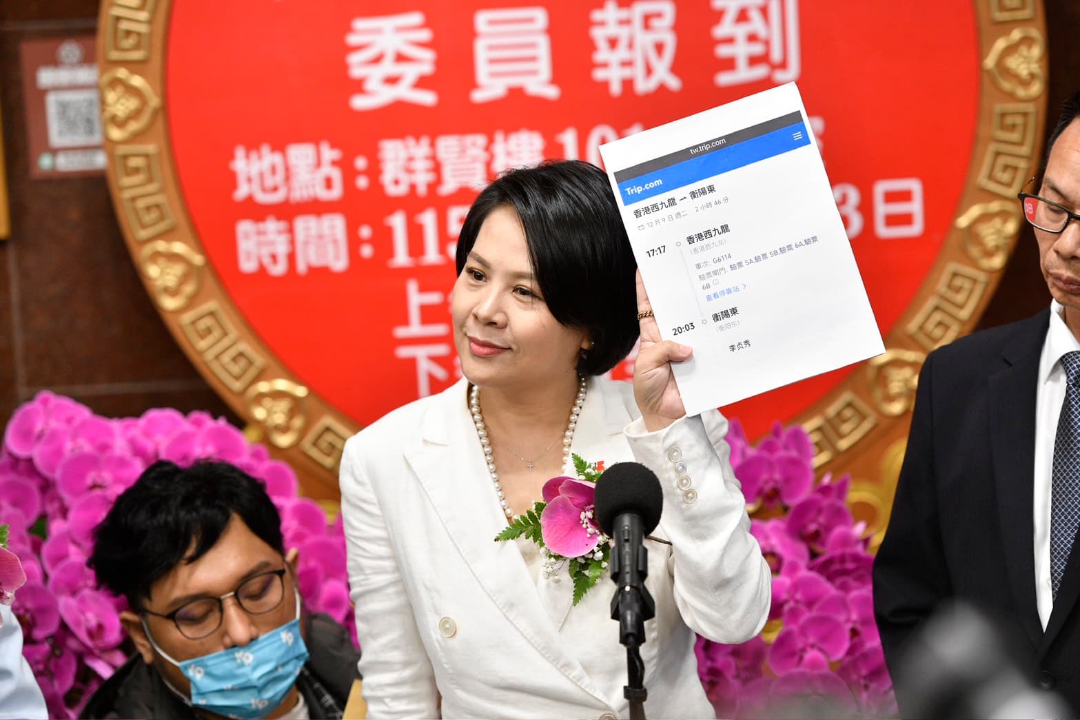 李貞秀拿出機票,強調自己曾赴中國放棄國籍遭拒。(鏡報李智為)