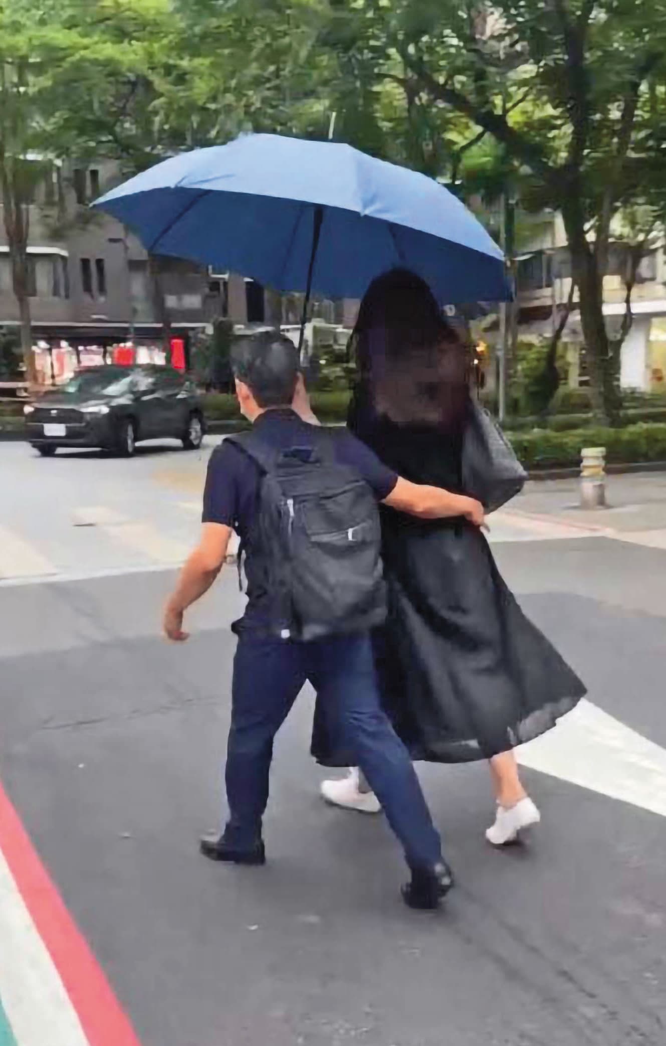 本刊直擊,張晉源在大街上摟著李光昕,顯見2人關係密切。