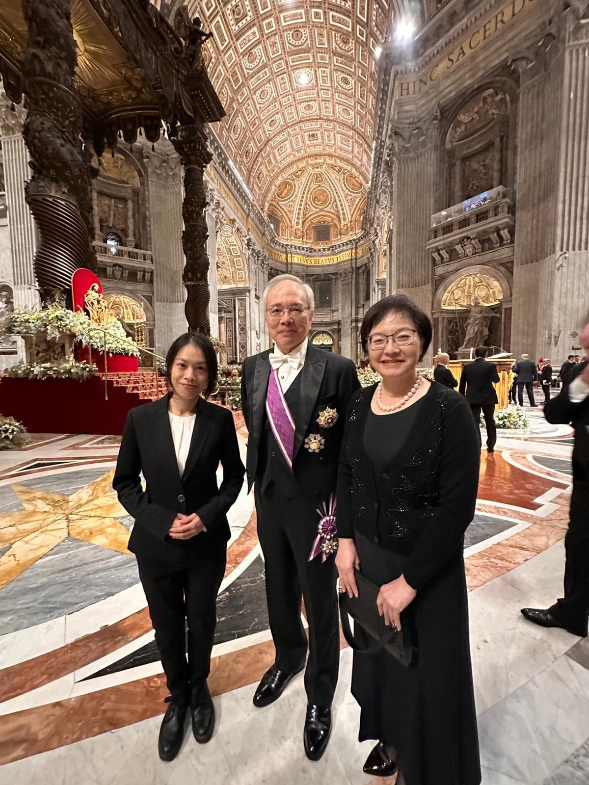Emily（左）與駐教廷大使李世明。（翻攝駐教廷大使館臉書）