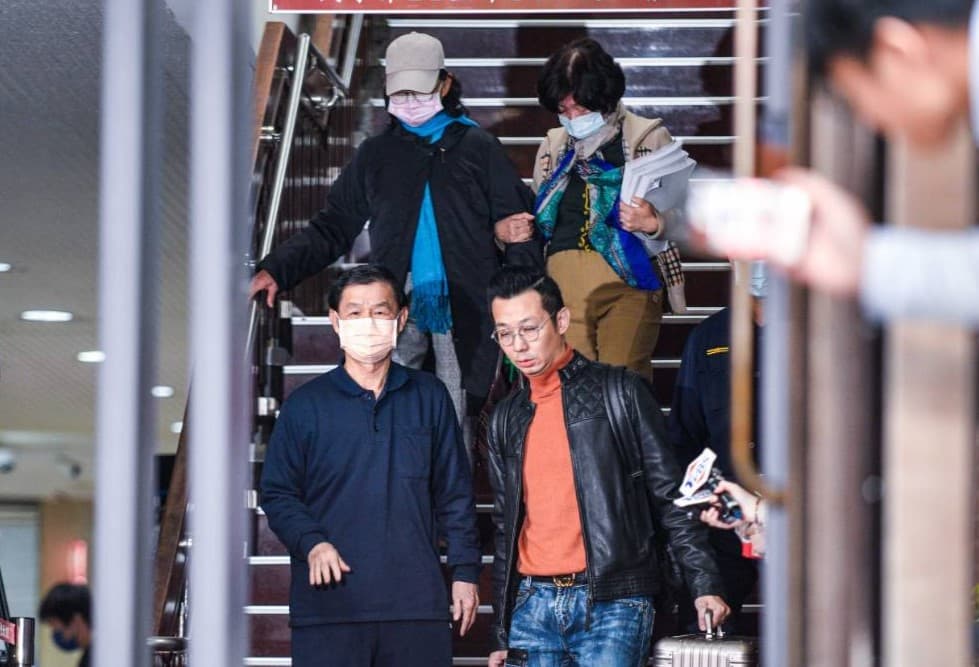 彭振聲去年12月底被以500萬元交保,妻子謝夏蕎當時走在他的身後。(本刊資料照)