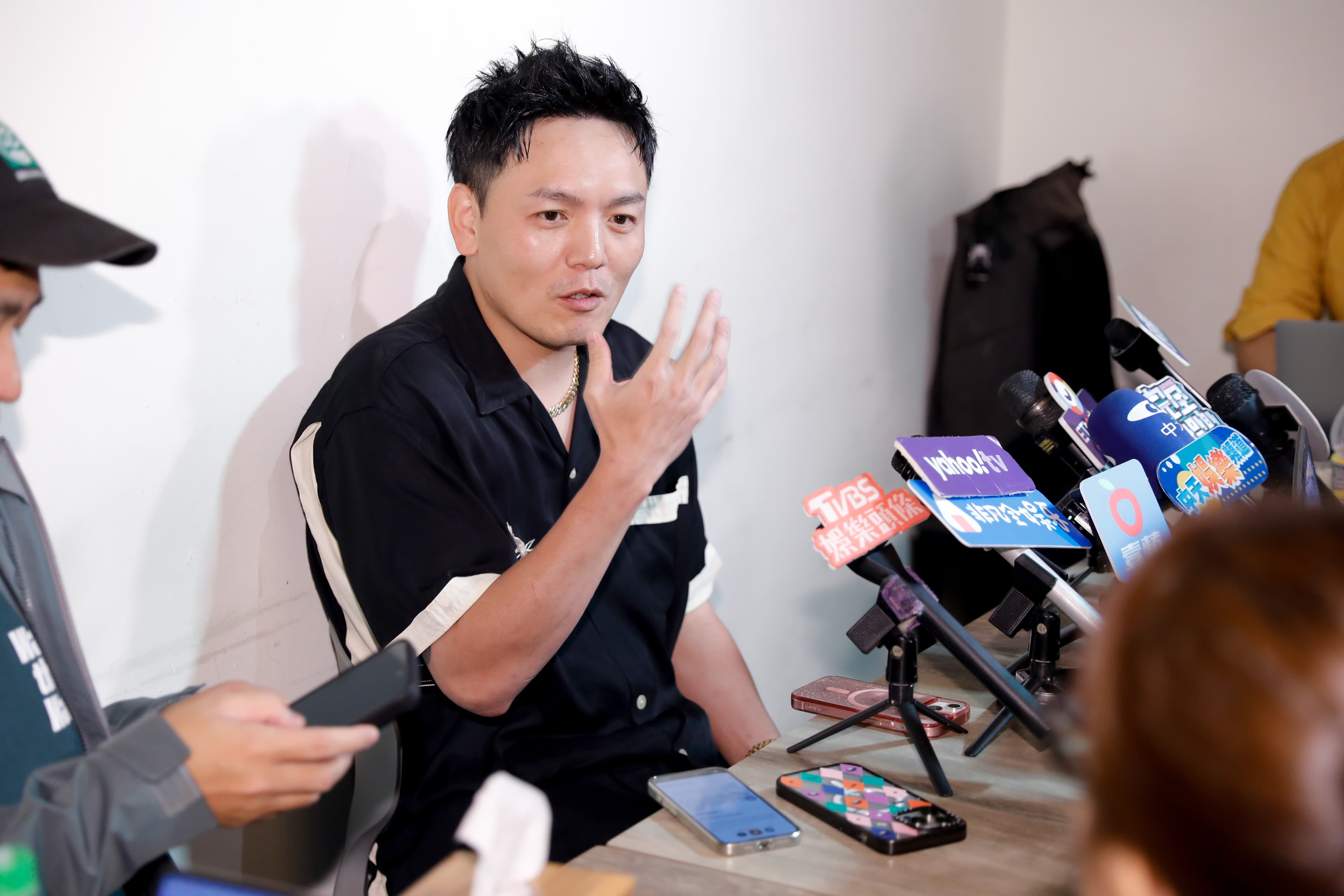 在坎城時春風語言不通，在餐廳點餐只有亂點，曾經一次點了2份生菜沙拉。