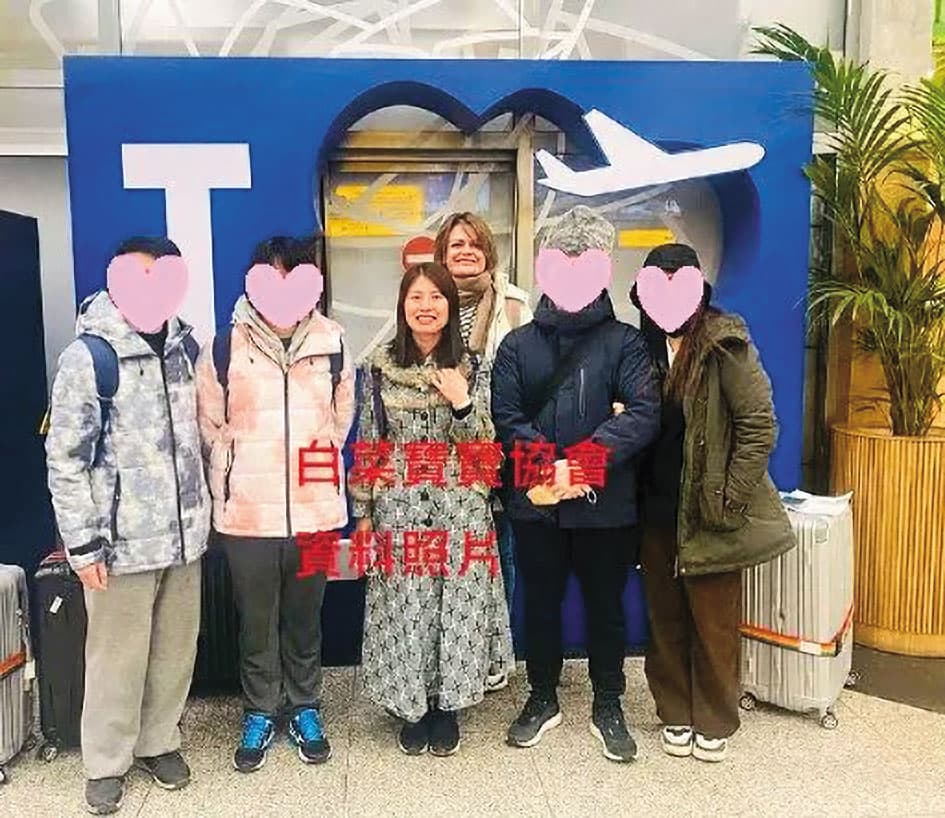 白菜寶寶協會官網上,有許多吳素慧帶著委託人前往國外尋求代孕的照片。(翻攝白菜寶寶協會官網)