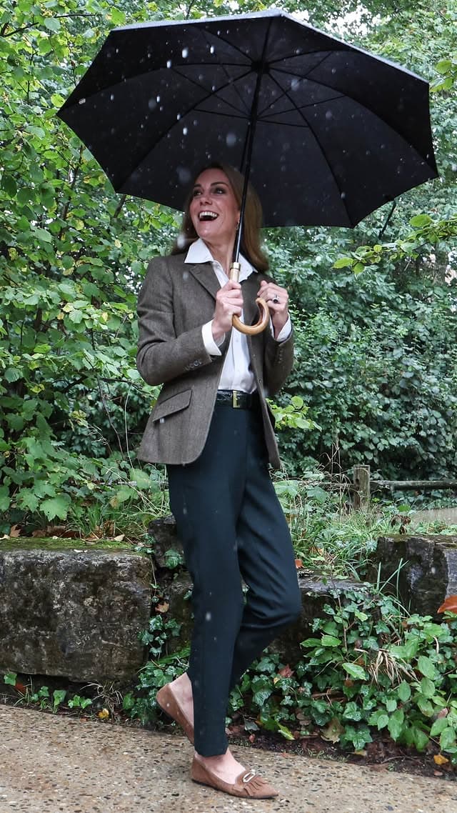 參訪現場下起傾盆大雨,凱特王妃衣服都淋濕了。(翻攝princeandprincessofwales IG)