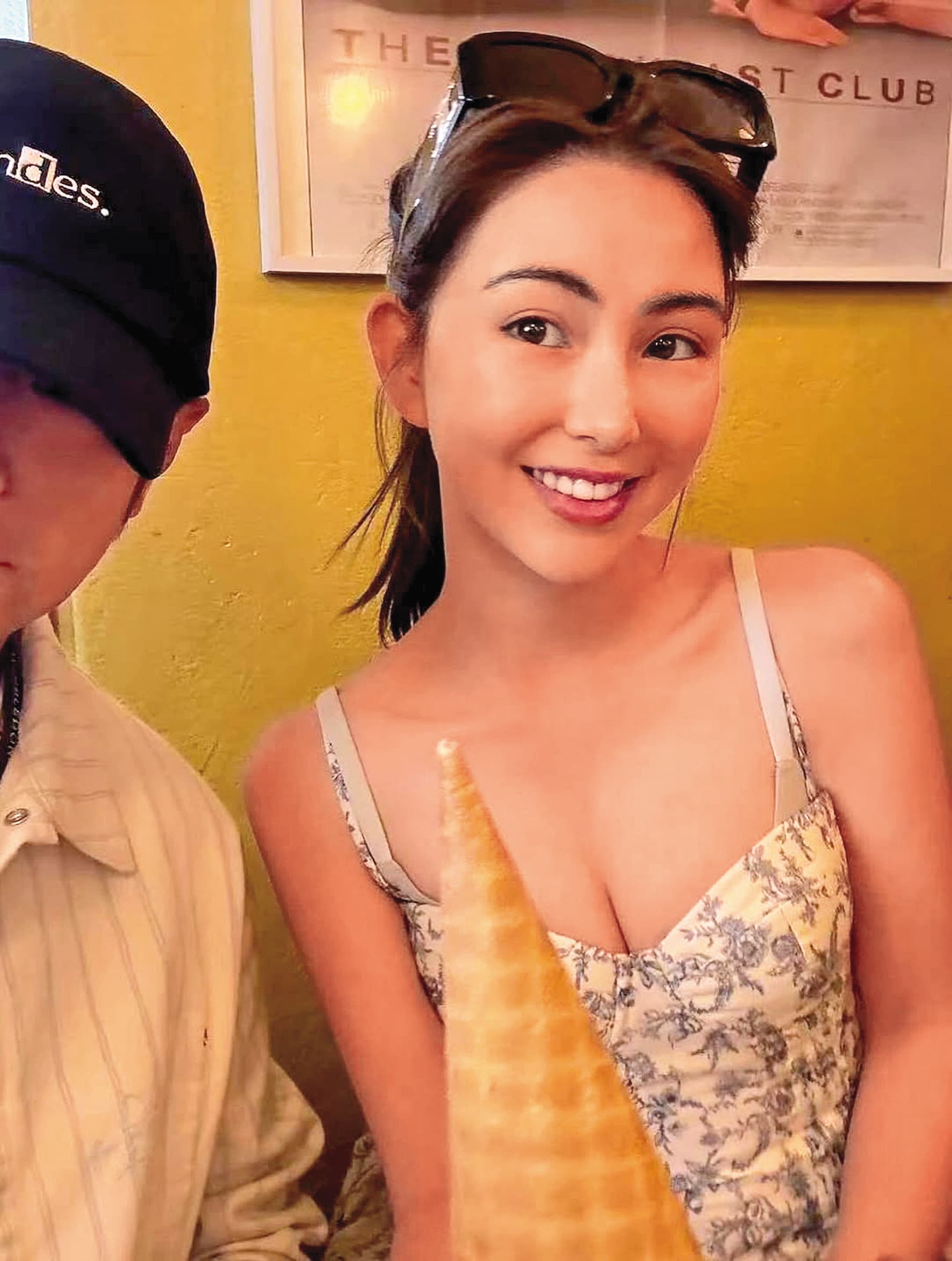 昆凌(右)過暑假「咪咪冒冒」,小編眼光都離不開了,哪還看得見旁邊被無情切割的周杰倫(左)?(翻攝自昆凌IG)