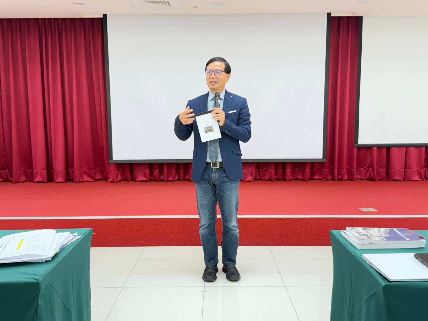 最高檢察署與經濟刑法學會昨共同主辦「國家安全與機密保護」學術與實務交流研討會,包括檢察總長邢泰釗及台大刑法權威教授林鈺雄與多位份量極重學者和國防部等官員均到場交換意見,研討會相當熱絡。(讀者提供)