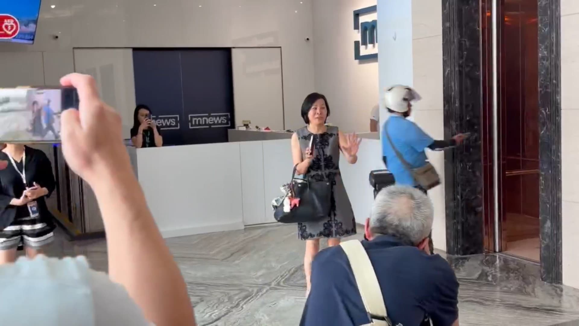 面對記者詢問,館長批她是背骨仔等問題,李貞秀趕時間未回應。