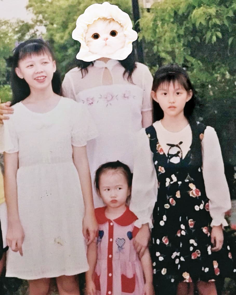 1. 家中排行老二的她（右），是演藝圈出名發電機。這幾年代表作（？）是和金馬、金鐘「雙料影帝」戀愛。（翻攝自IG）
