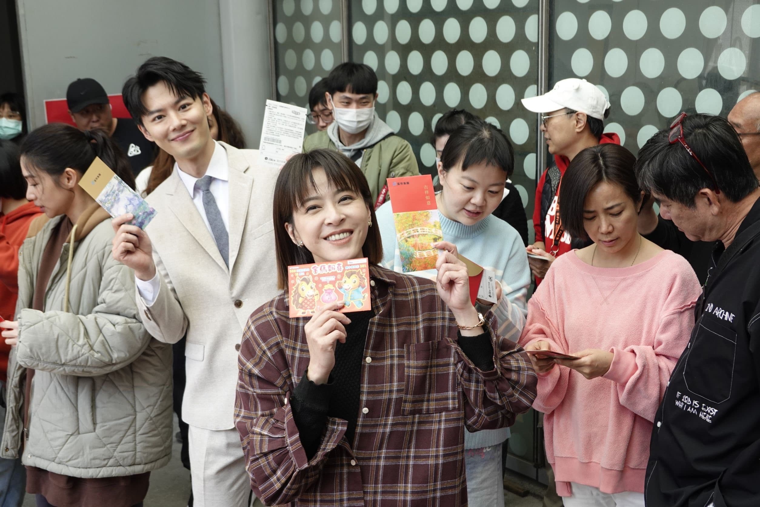 蘇晏霈開工首日被熱昏頭,拿到紅包笑開懷。(民視提供)