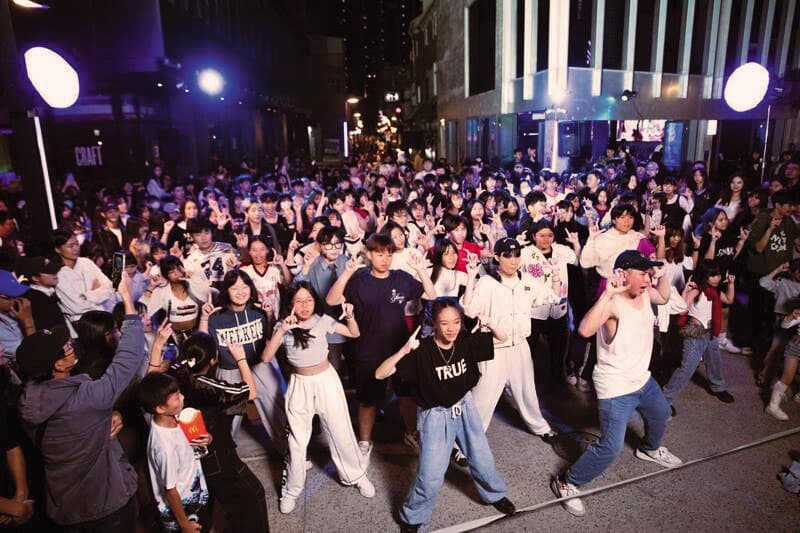 TWICE去年11月在高雄世運主場館舉辦演唱會，吸引大批歌迷進場，周子瑜在台灣的高人氣也成為中國涉台系統評估其統戰價值的重要背景。（高市經發局提供）