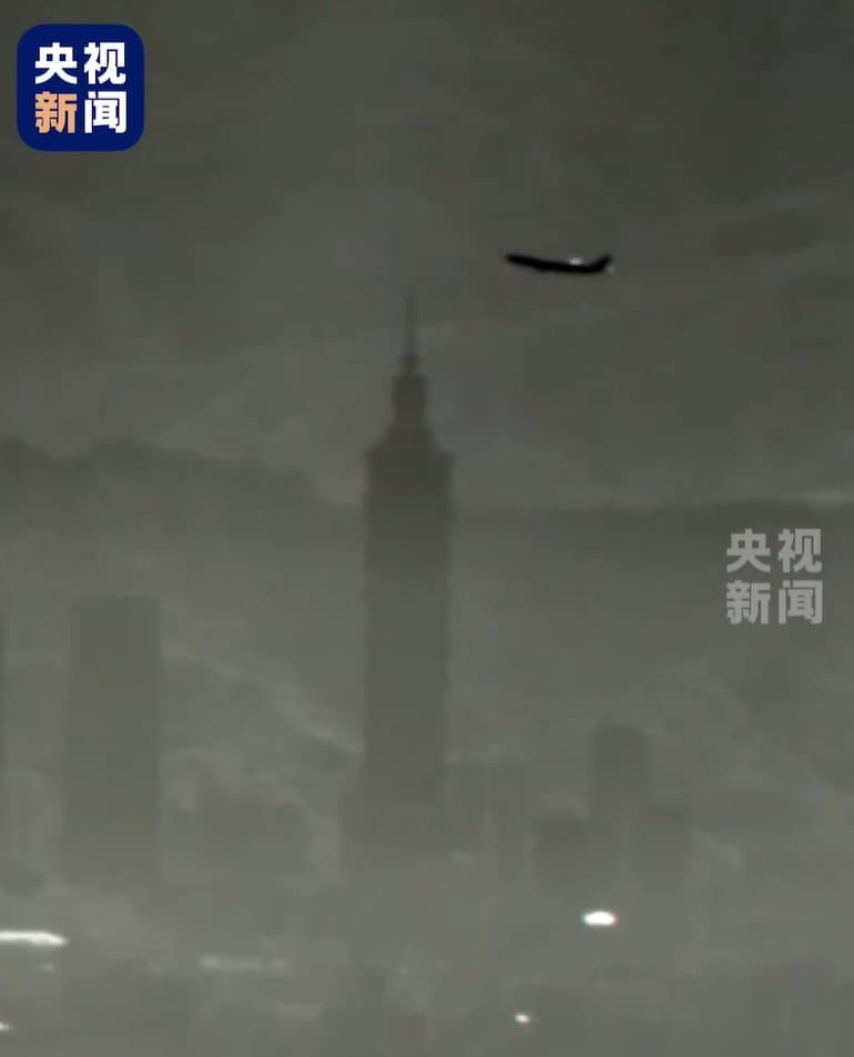 中國官媒《央視》釋出無人機視角「俯瞰台北101」的影音畫面。(翻攝自微博)