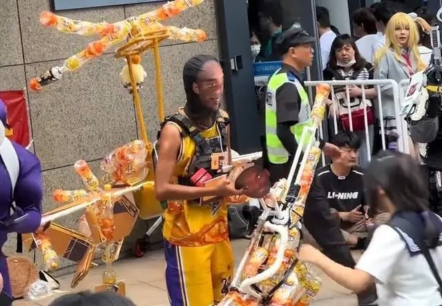 中國1名Coser模仿Kobe遇難事件,但在場觀眾卻不以為意,甚至發出嘻笑聲。(翻攝自微博)