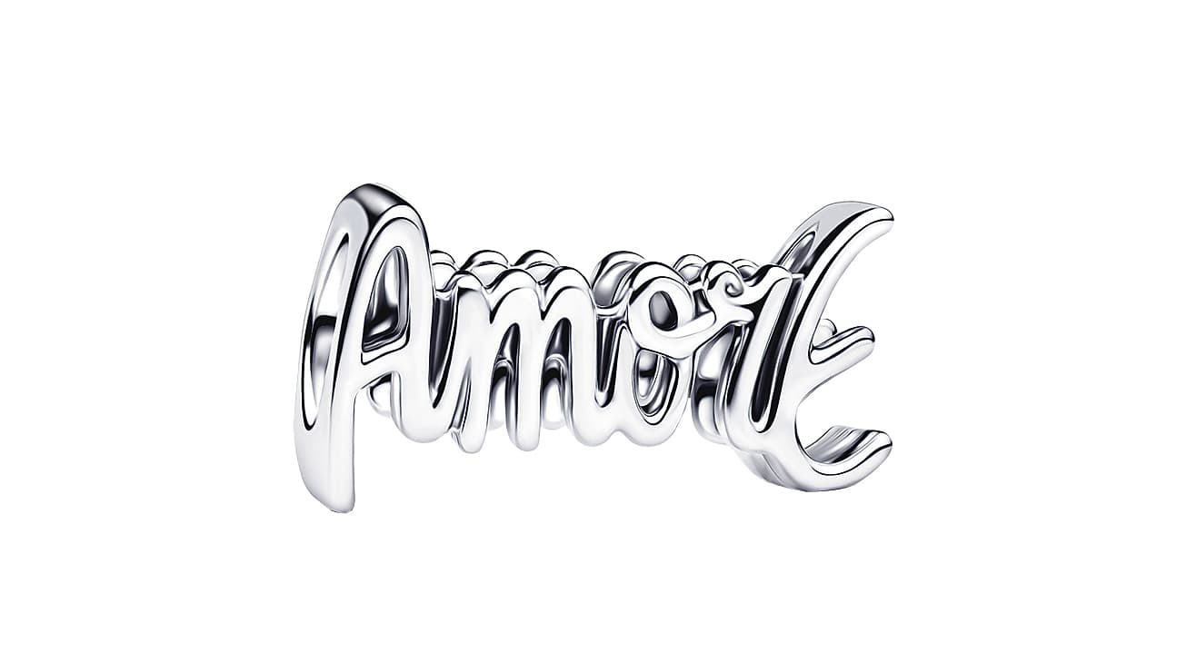 手寫Amore字樣串飾 NT$1,380(PANDORA提供)