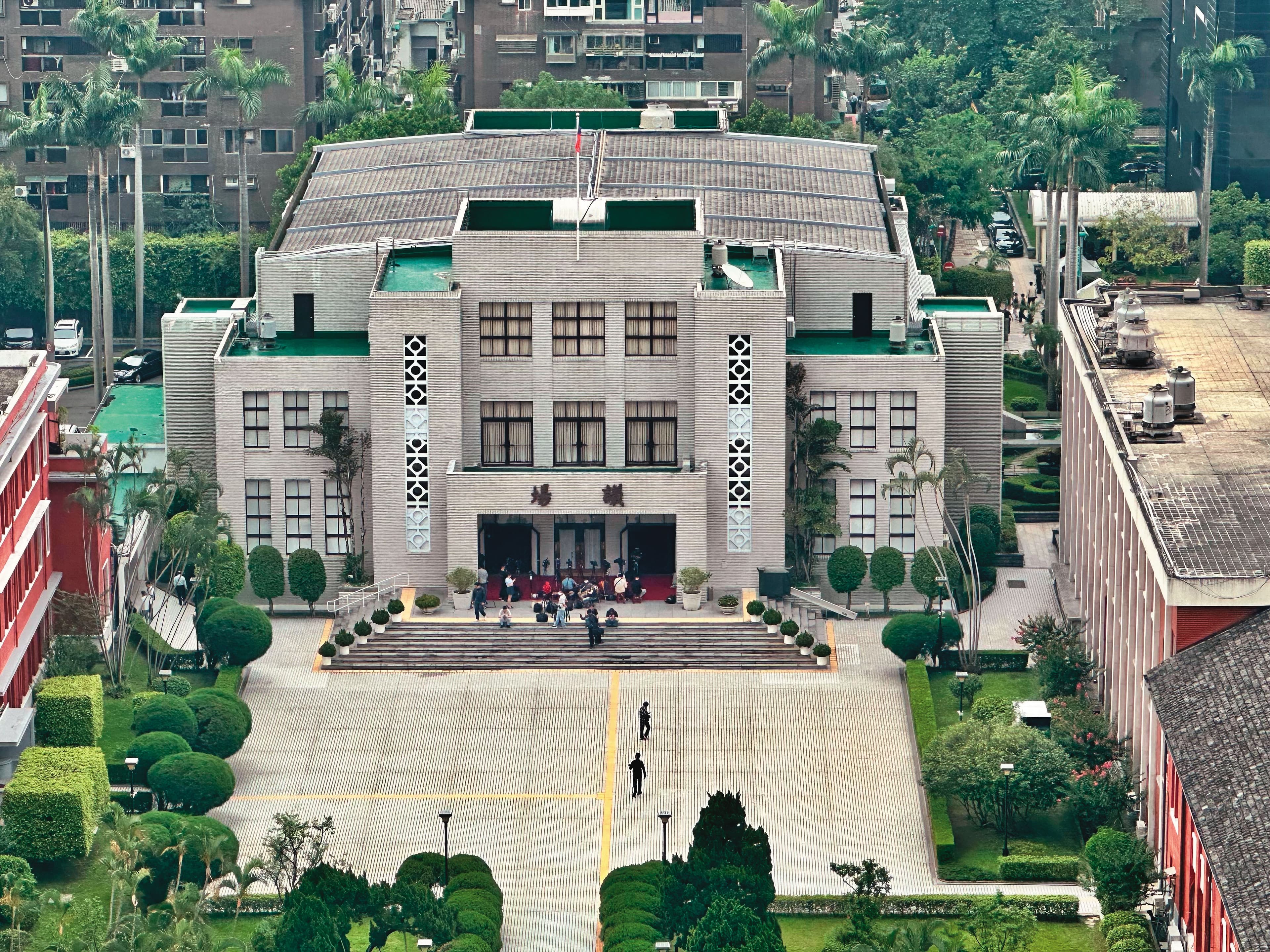 立法院法制局研究報告指出,針對官員反質詢或實問虛答,採質詢制度的國家「尚未明文規定課以其法律上責任」。