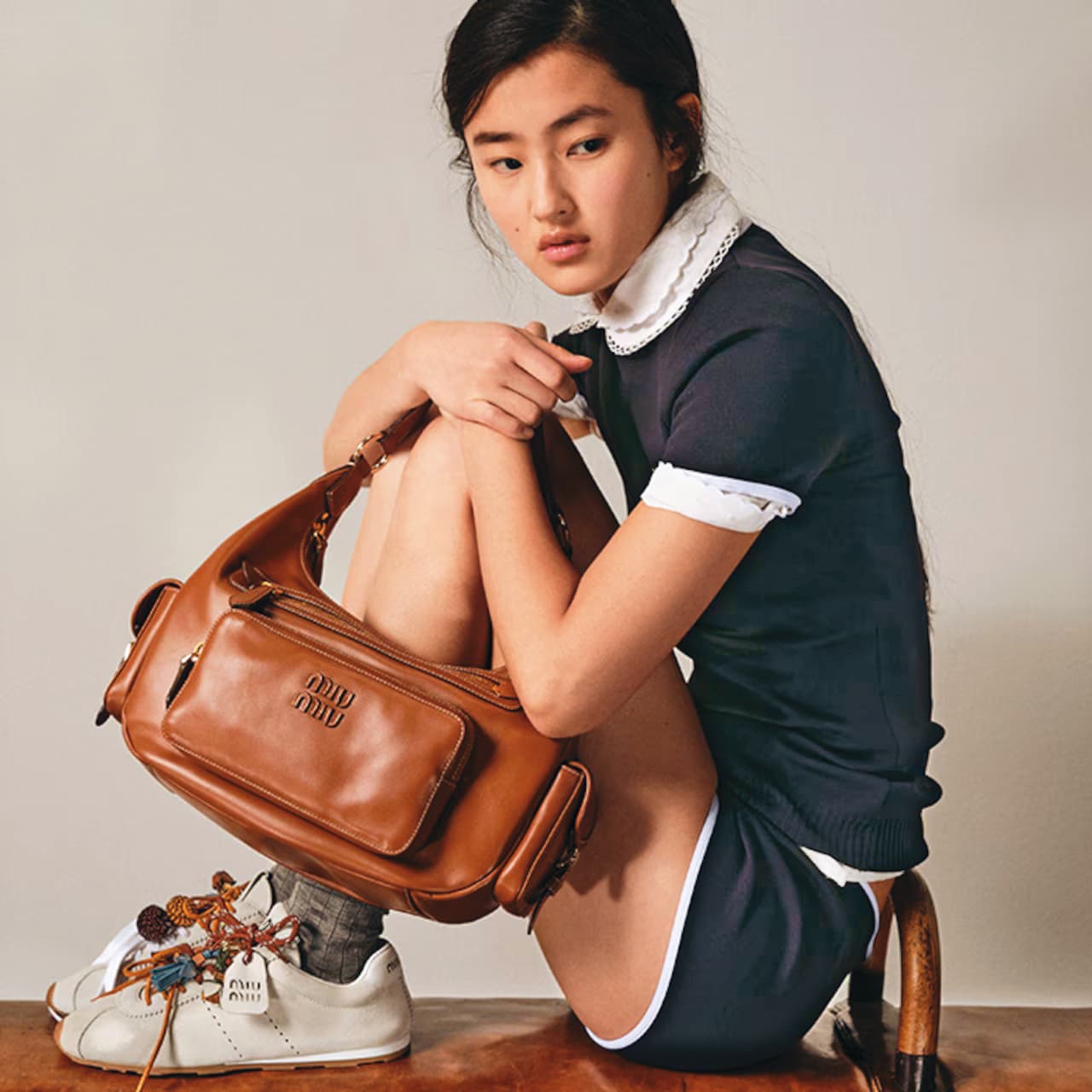 Miu Miu Custom Studio除了有多色鞋帶可選,還能自由搭配標籤、吊飾。(翻攝自Miu Miu官網)