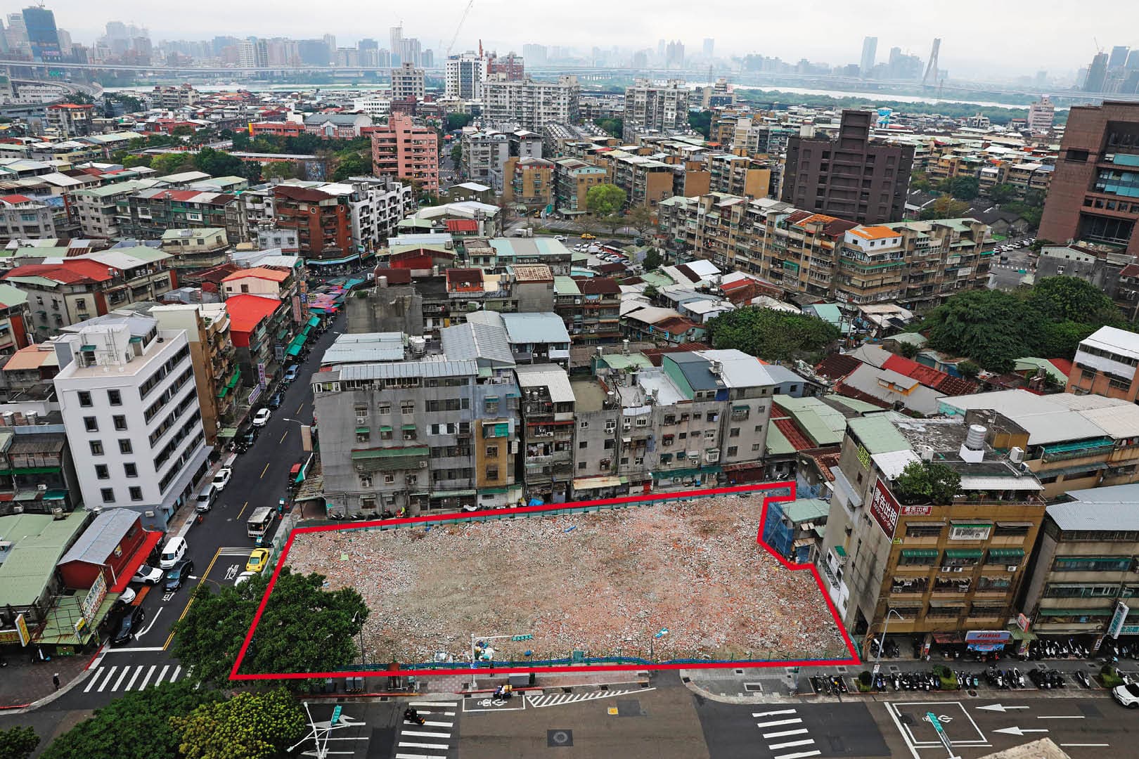 龍邦公司在北市西園路二段跟莒光路交叉口推出都更案(紅框處),李婦指控,其中的122坪土地原為她持有,卻被朱國榮用計騙走。