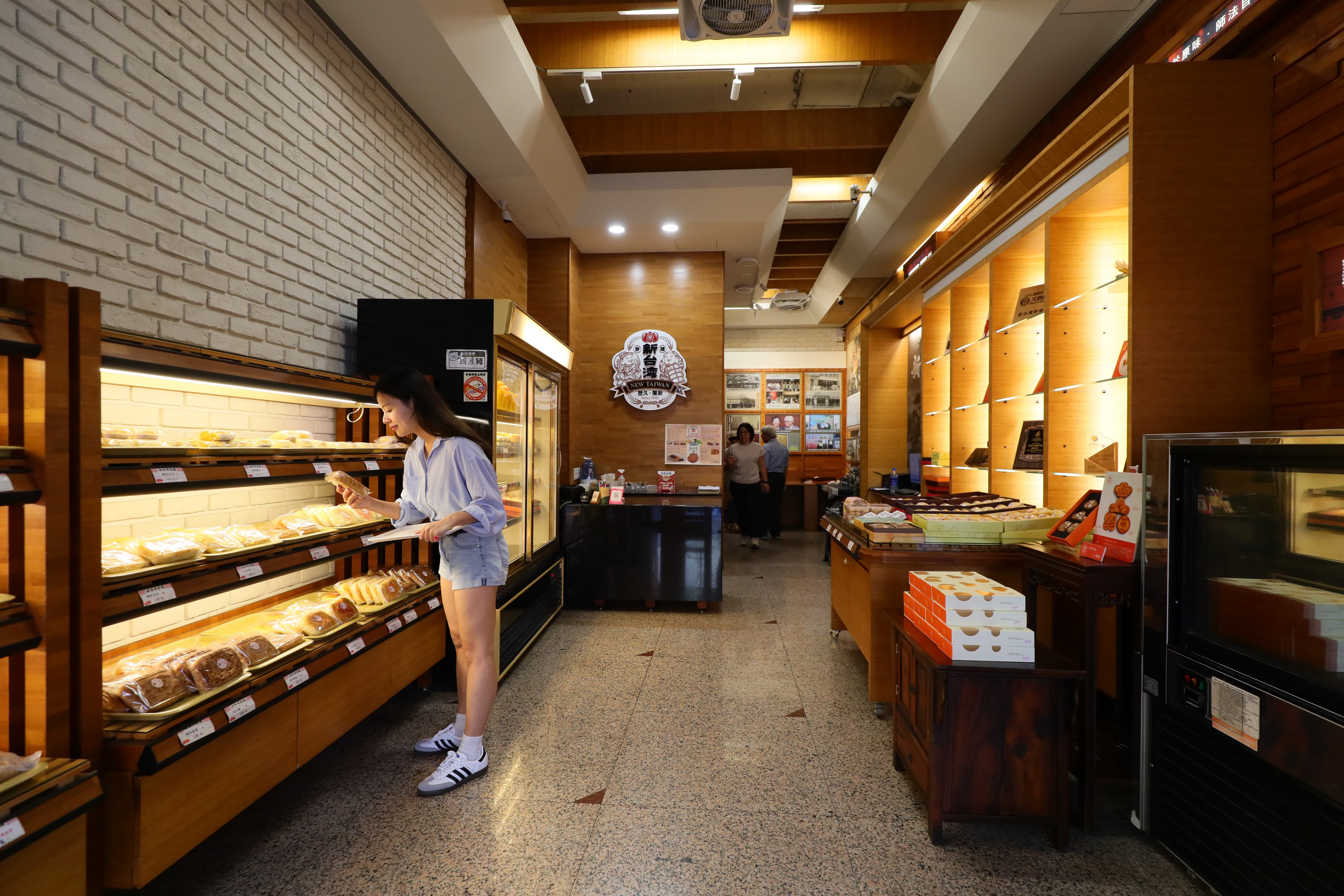 百年在地老店不只老客人多，也有很多特地前來購買伴手禮的旅客。