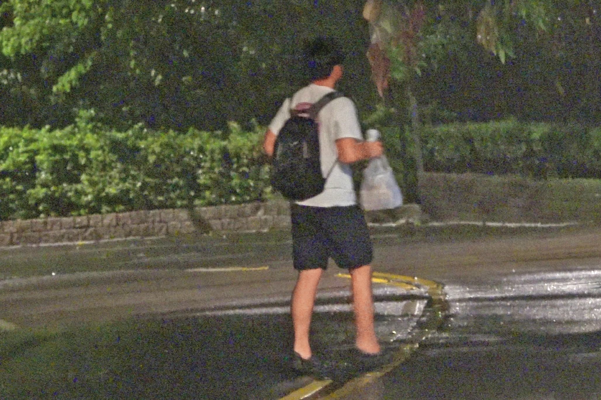 19:30 似乎忘了拿東西,蘇韋華再度回到李芷瑤的車上,然後兩人前後回家。