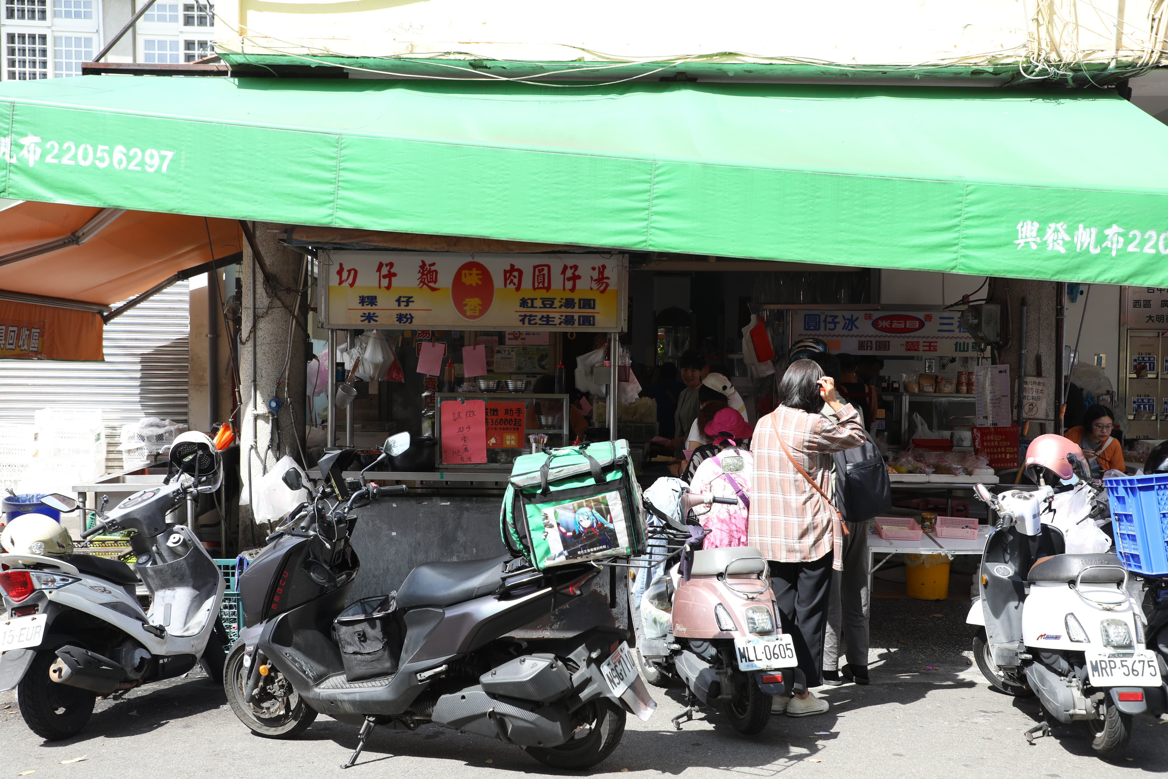 位於大明街上的「味香鮮肉湯圓 古早味三種冰」,早上8點營業便湧現排隊人潮。(何宗昇攝)