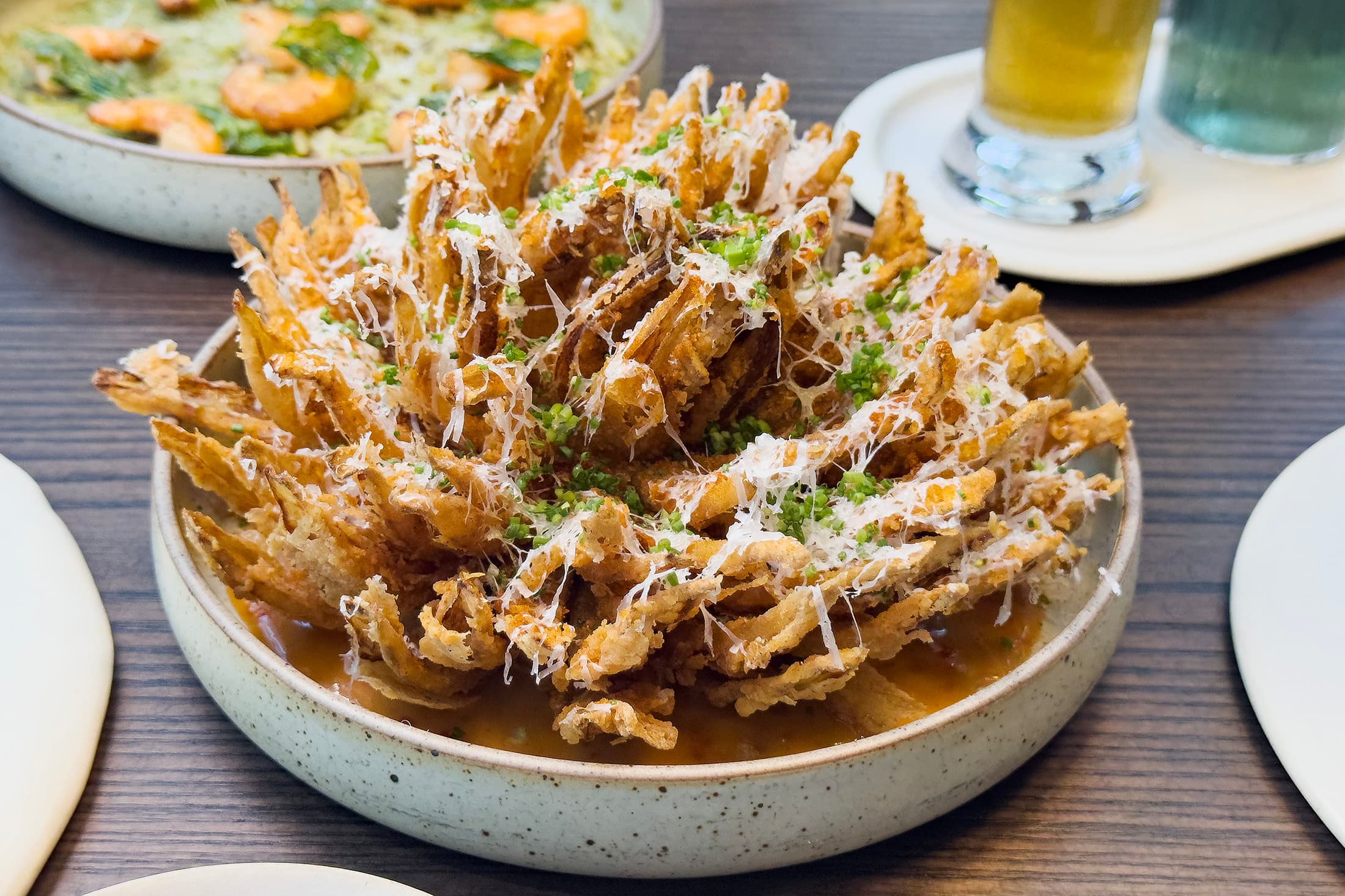 「酥炸洋蔥花」是這裡的招牌炸物!外型像花束般吸睛,外衣酥脆,內裡多汁清甜,淋上特調醬料,層次超豐富。(280元/份)