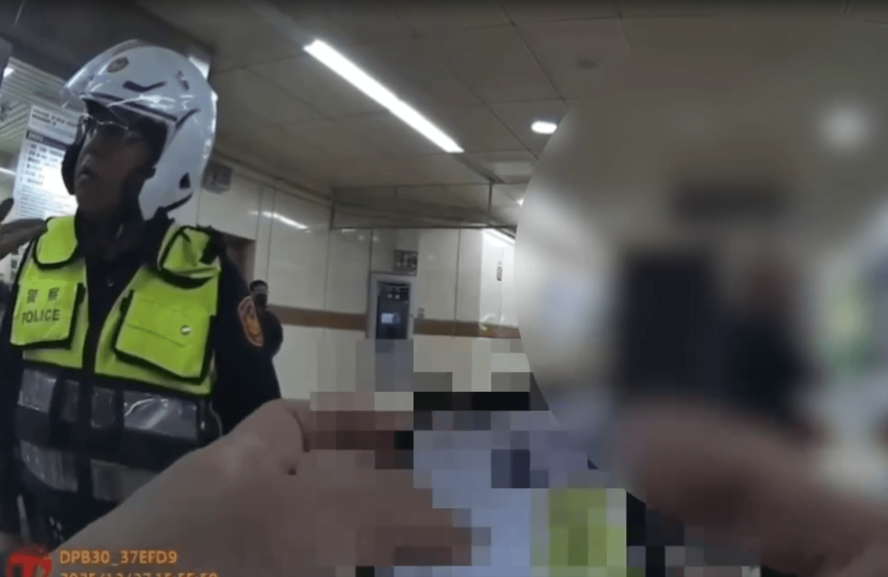在捷運出口巡邏員警趕到站內,將滋事的陳男帶回調查。(翻攝畫面)