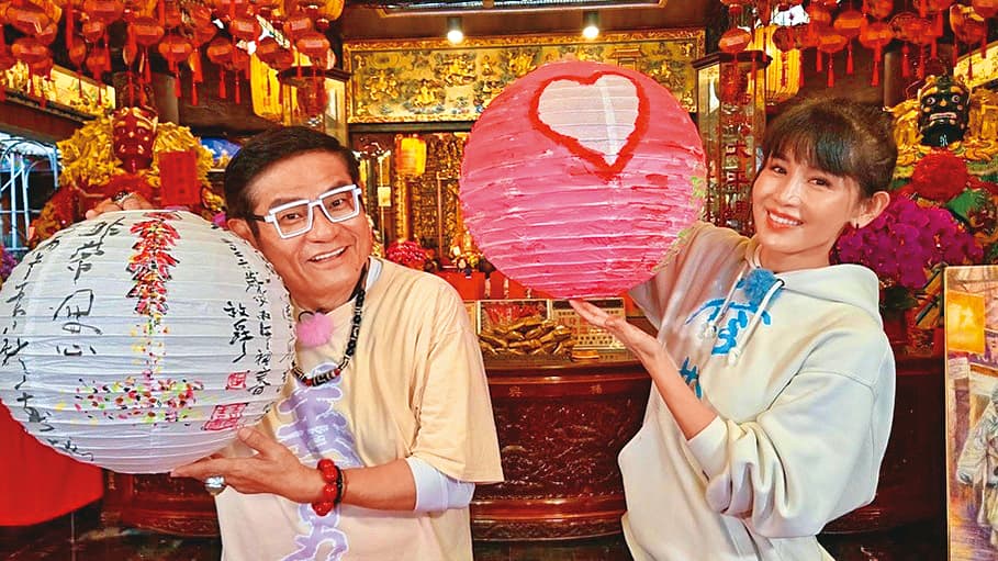 鄭仲茵(右)的粉絲社群上滿滿都是她與許效舜(左)主持的《神之路》紀錄,可見是她生活工作重心。(翻攝自鄭仲茵IG)