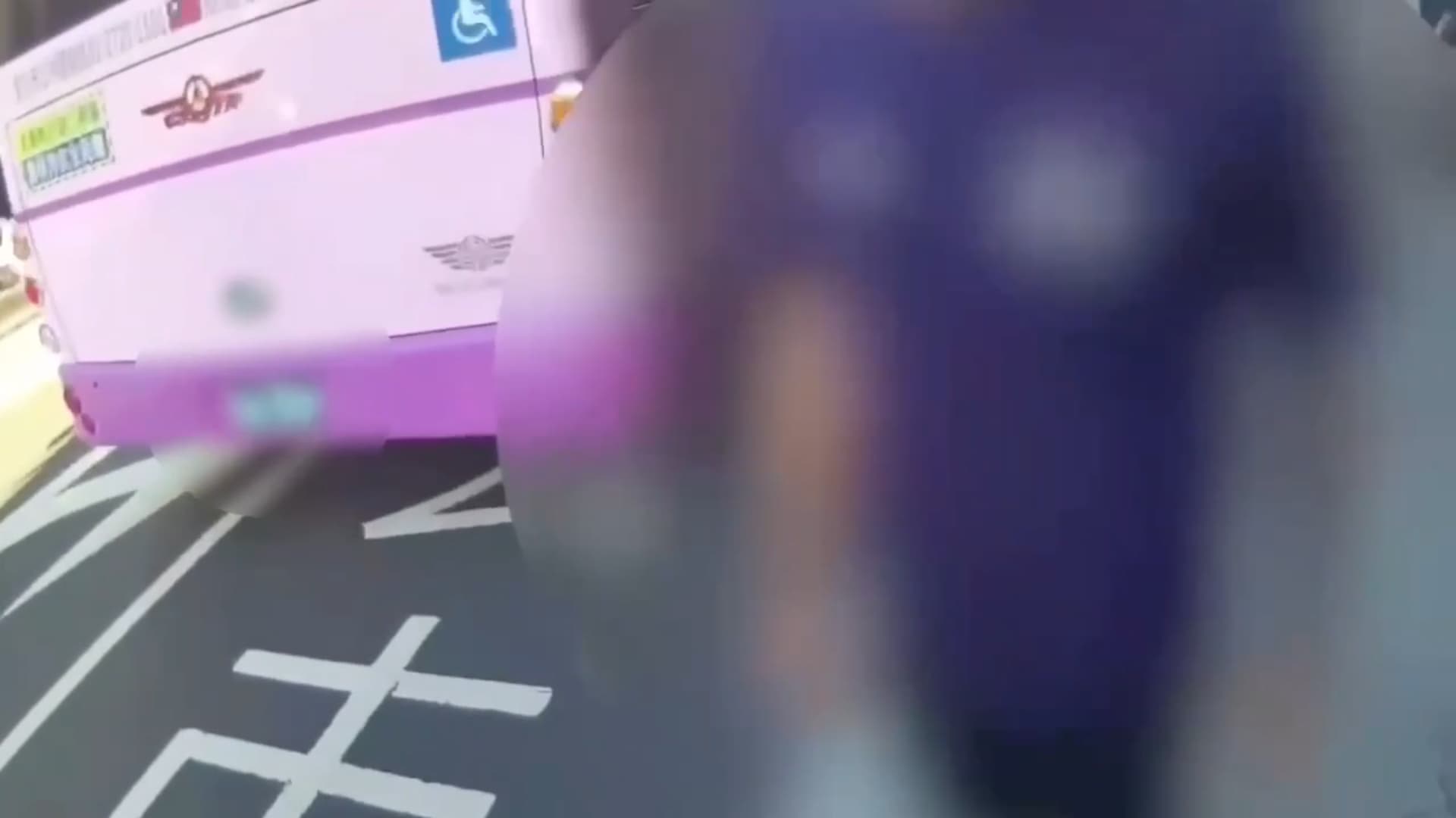 車禍雙方駕駛都情緒激動亢奮,警方察覺有異。(翻攝畫面)