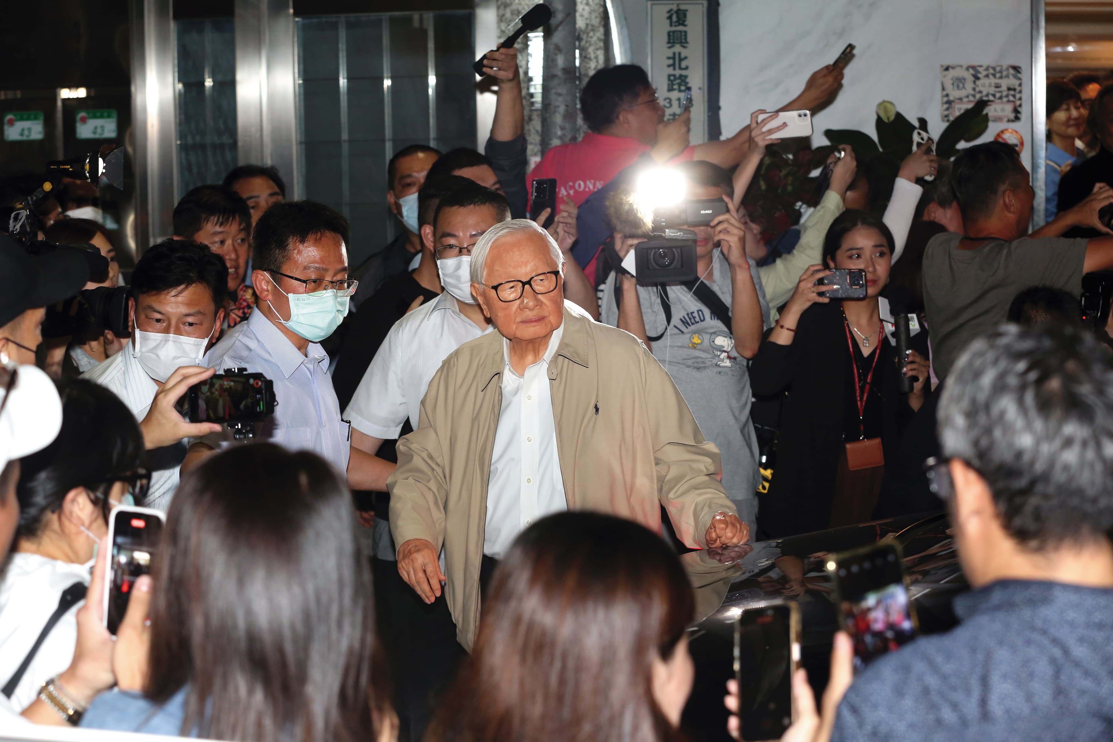 台積電創辦人張忠謀被封為「台灣半導體教父」，聲望極高。