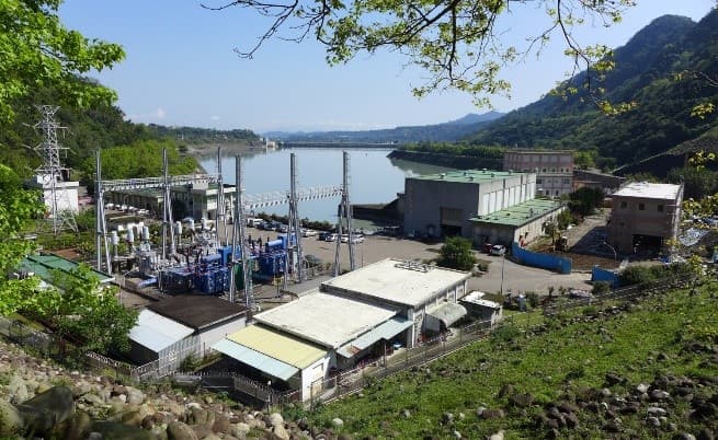 桃園石門電廠因大修電力機組,要求員工加班,事後被桃園市勞動局查出,少算加班費裁罰2萬元,台電為此打行政訴訟抗罰,圖為石門電廠外觀。(翻攝自石門電廠環境教育網)