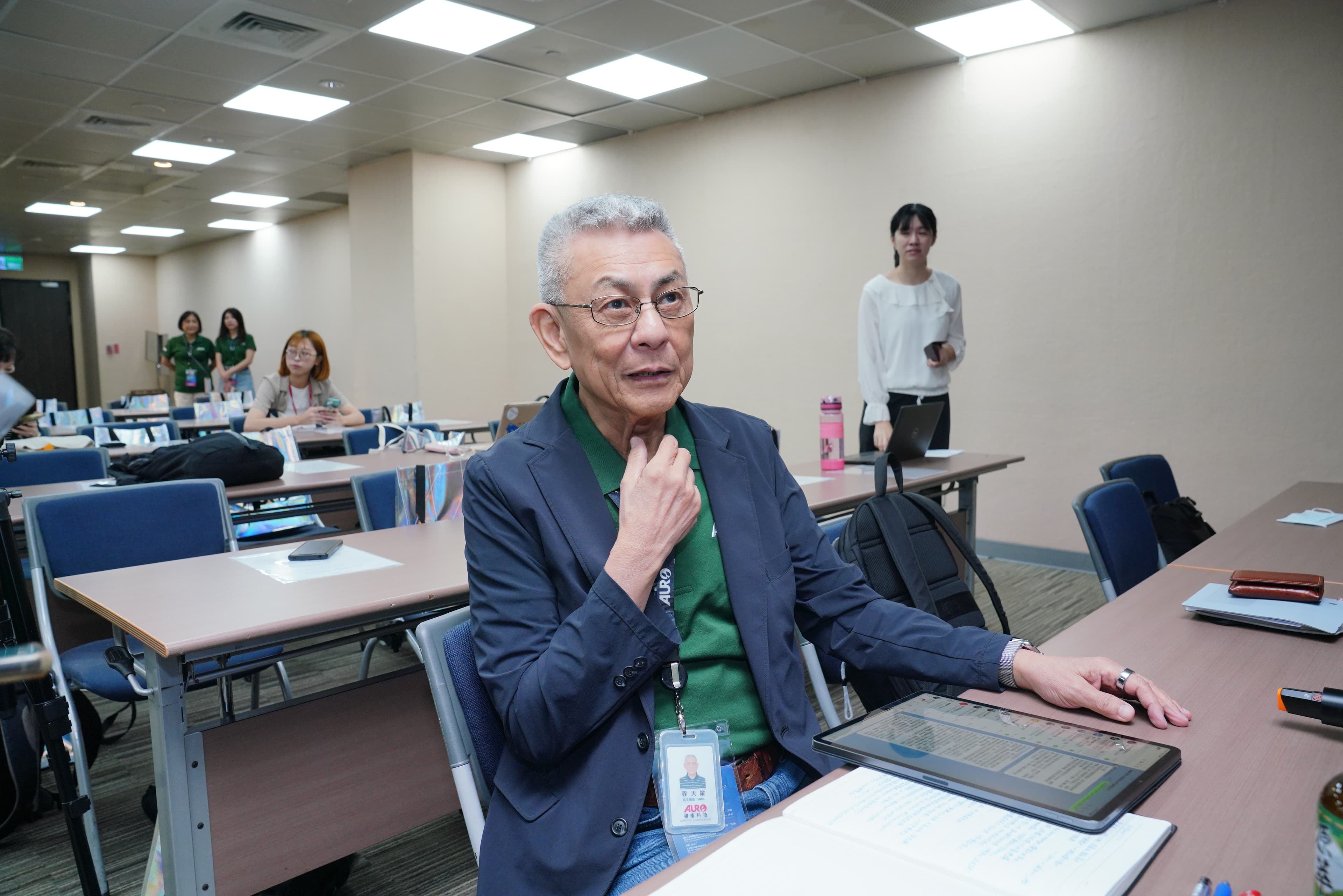和椿董事長程天縱談到科技趨勢變化,更親自拿起筆來逐一解說。