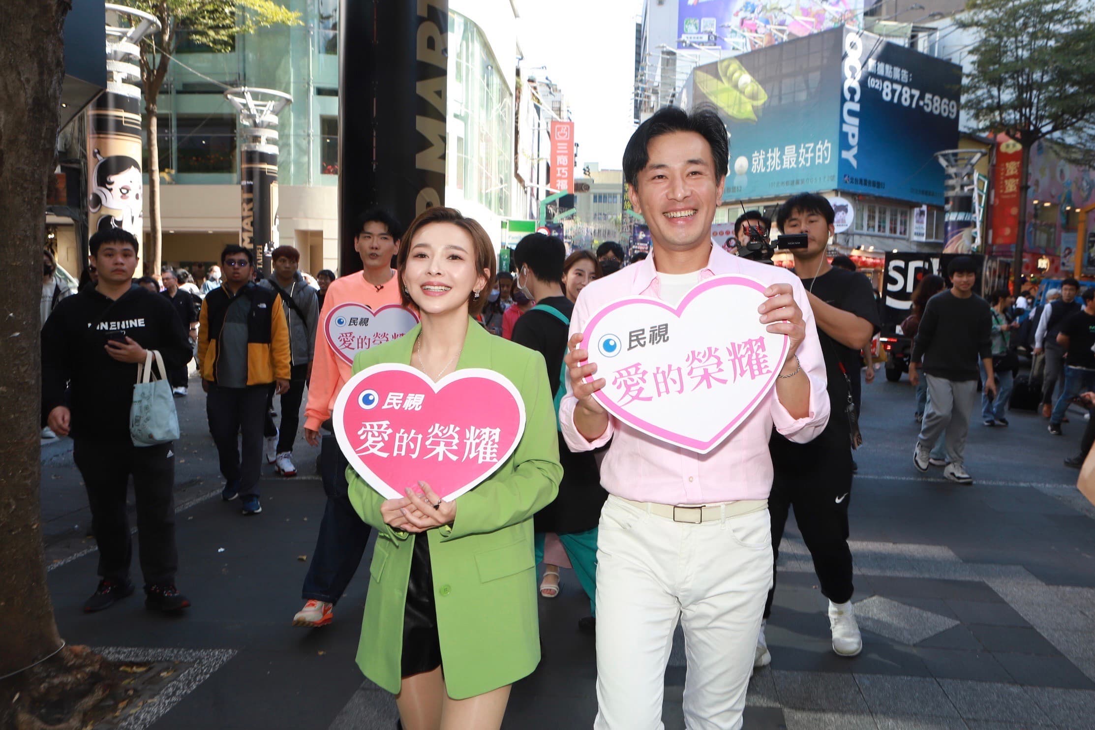 吳婉君跟傅子純一組找現場民眾互動遊戲。(民視提供)