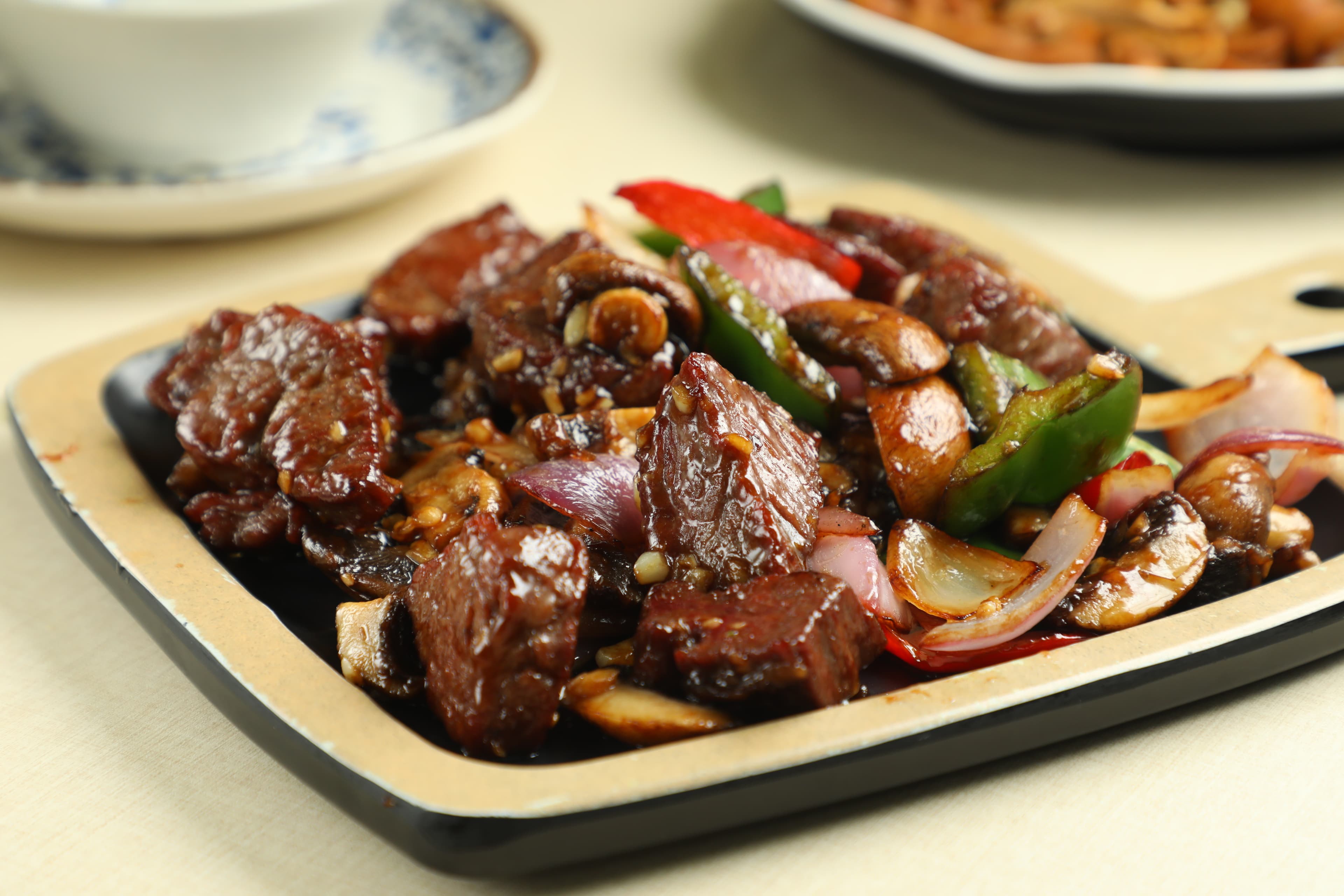 「蒜香蘑菇牛柳粒」蒜氣十足,超級下飯。(港幣179元/份,約NT$684)