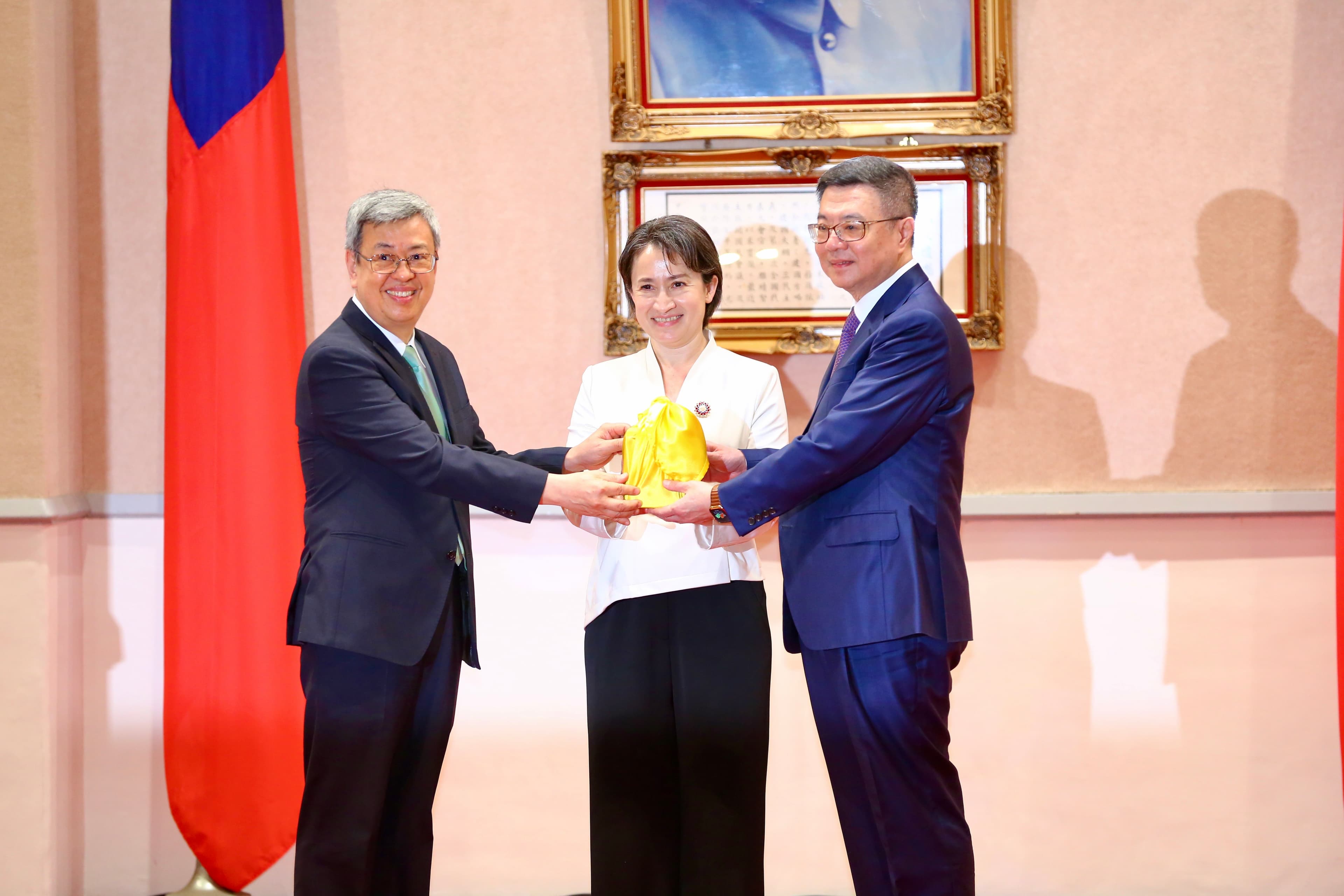 蕭美琴致詞時表示，「感謝陳院長的付出，帶領台灣打完一場好仗」。