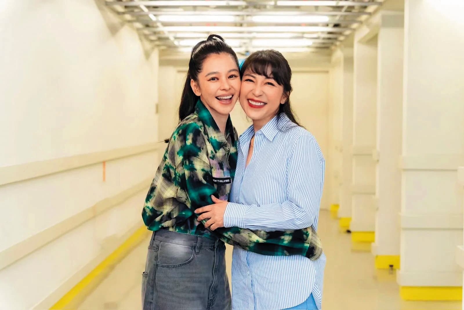 徐若瑄(左)今年6月擔任Bossa Nova女王小野麗莎(右)的嘉賓,兩人一同合唱徐若瑄的 〈翅膀╱翼〉及〈別人的〉。