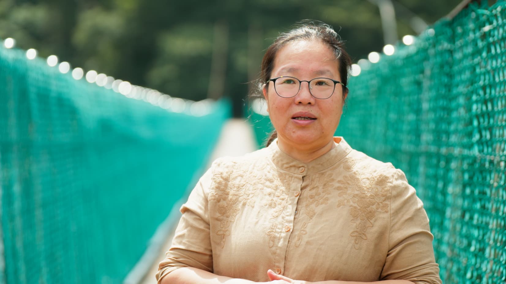 61歲的藝術家尤瑪‧達陸在而立之年回到部落,許下給泰雅族的50年承諾,復興瀕臨失傳的泰雅染織技藝,並獲文化部頒發「重要傳統藝術保存者」榮譽。(公視提供)