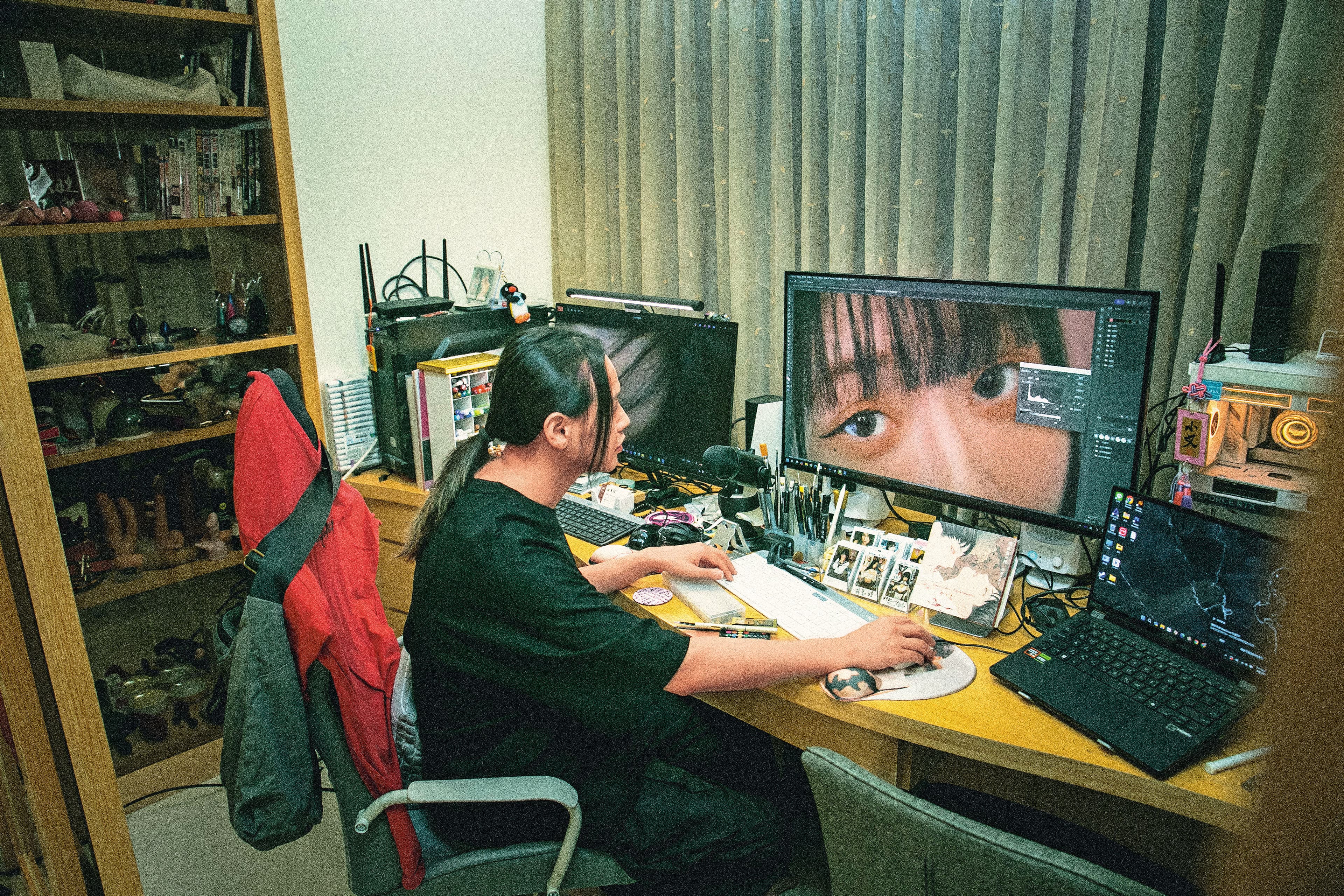 豪宅一角是小艾的工作室。正在修圖的他說,畫質並非最重要,生活中的走光小意外,更能擄獲AV影音寫真粉絲。