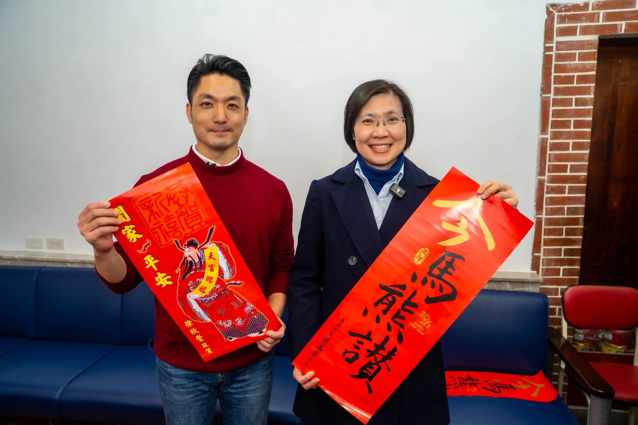 立委徐欣瑩與台北市長蔣萬安向民眾拜年拉抬初選聲勢。(翻攝徐欣瑩臉書)