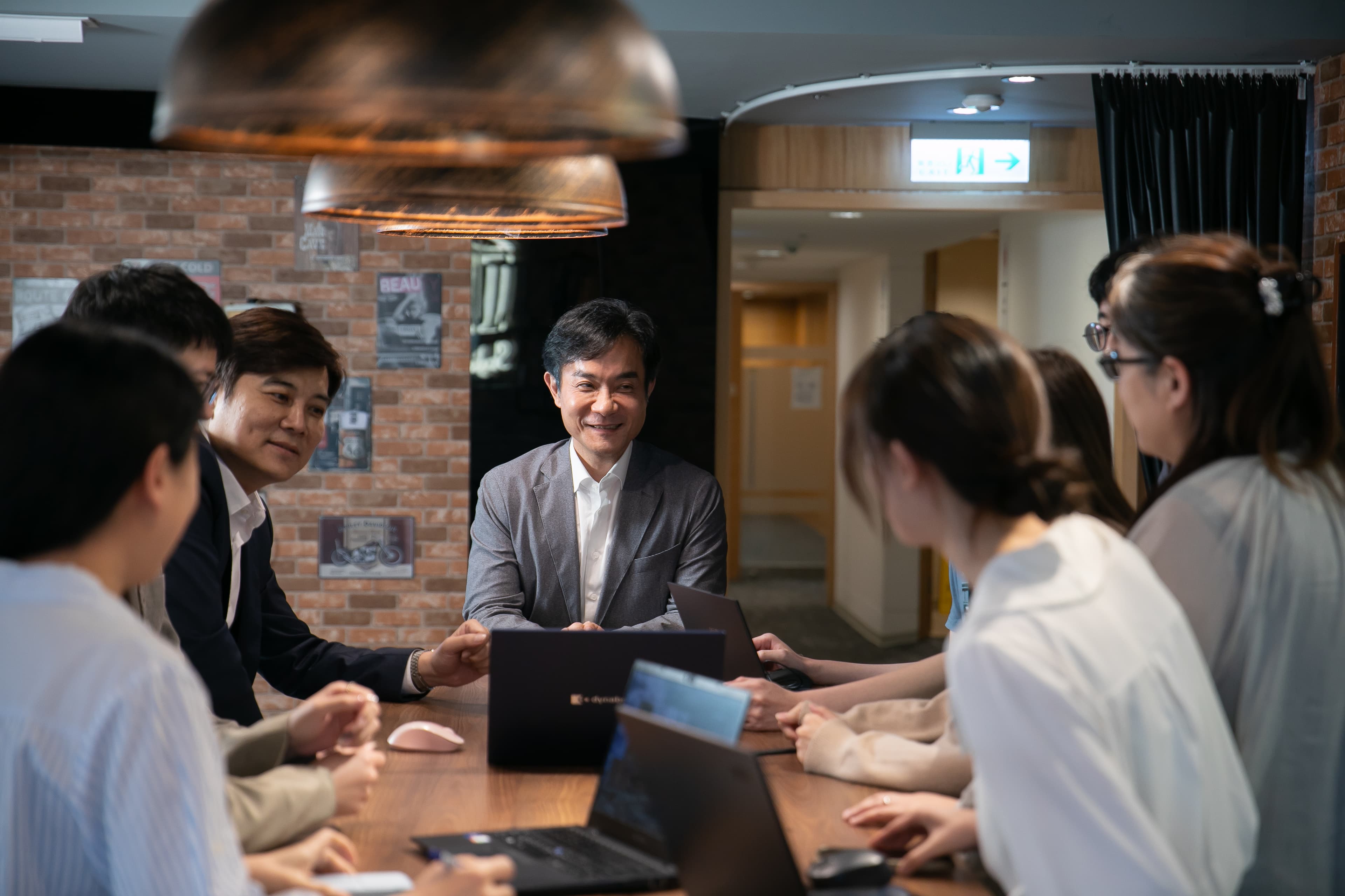 黃仲銘(中)甫上任便催生成立人工智慧研究院,由專長數位科技的戴偉峻博士(左一)擔任院長,年輕的研究團隊都是資工高材生。