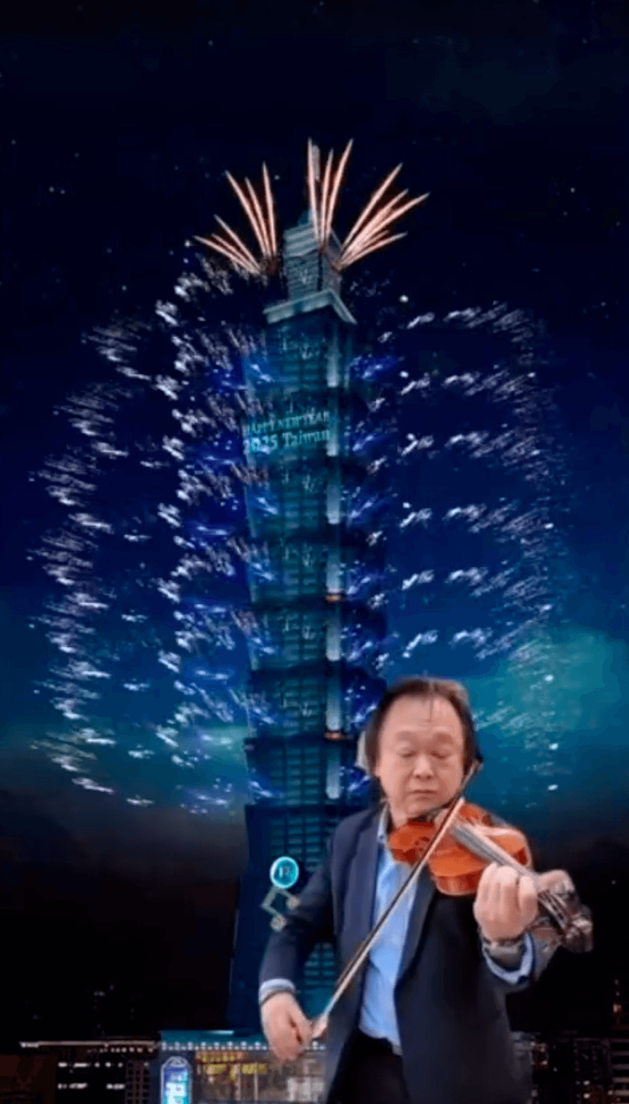 王世堅在101煙火模擬畫面前拉小提琴。(翻攝影片畫面)