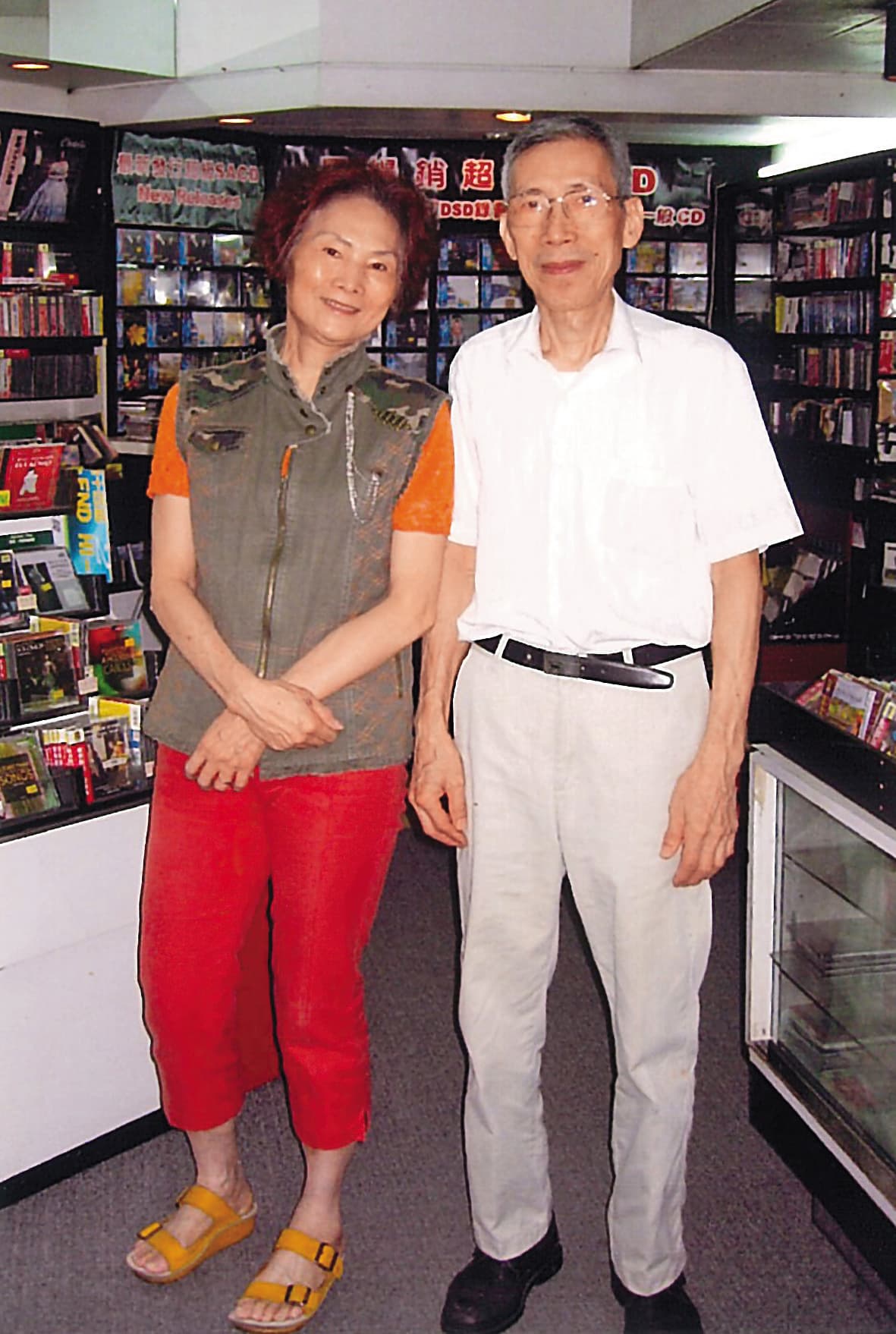 已故上揚唱片創辦人夫婦林敏三(右)負責維修和組裝音響、張碧(左)掌管發行和版權,形成「女主外、男主內」。(上揚唱片提供)