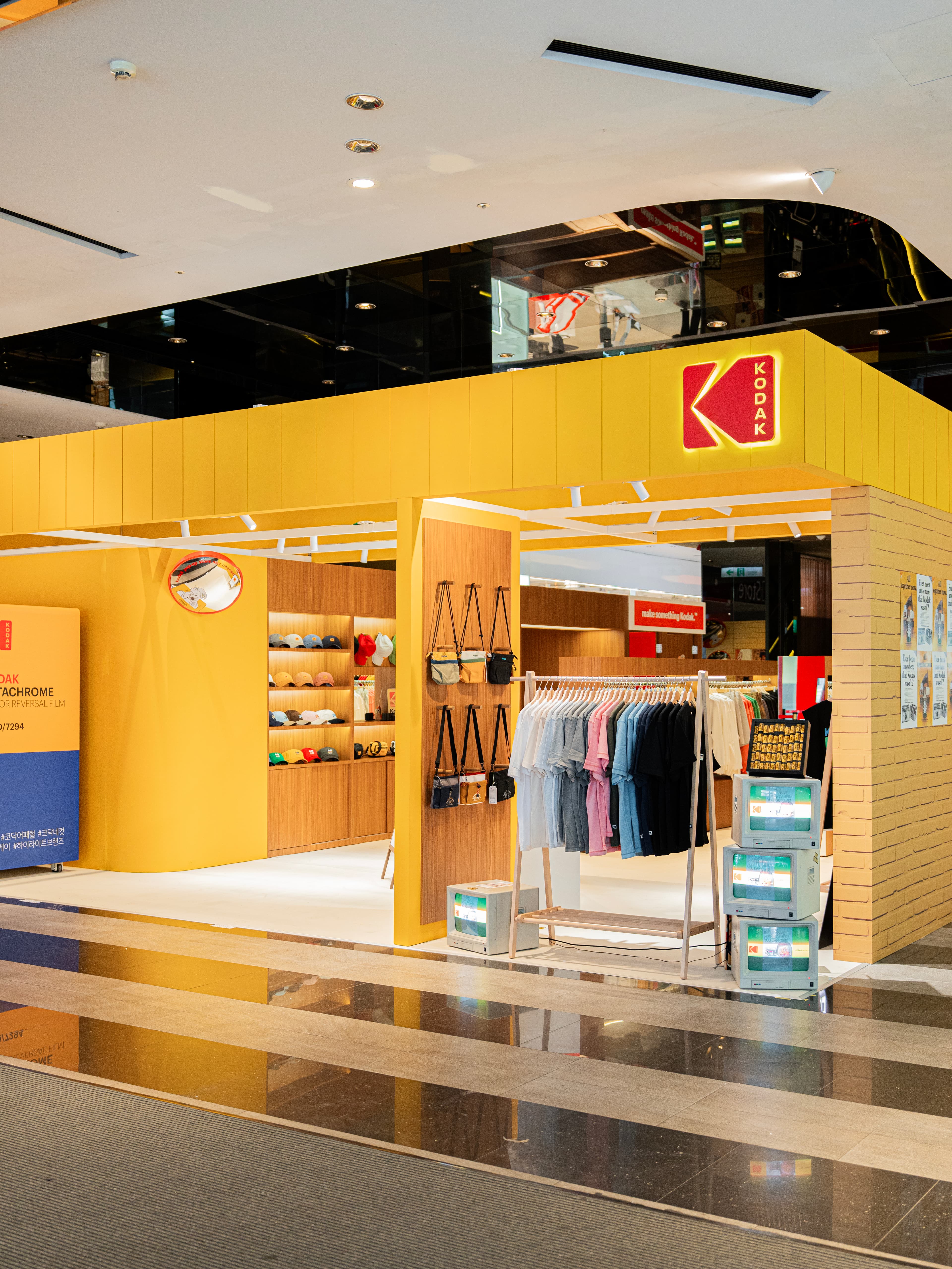 KODAK APPAREL快閃店延續柯達經典紅黃配色,融合品牌攝影DNA與戶外風格語彙。(KODAK APPAREL提供)